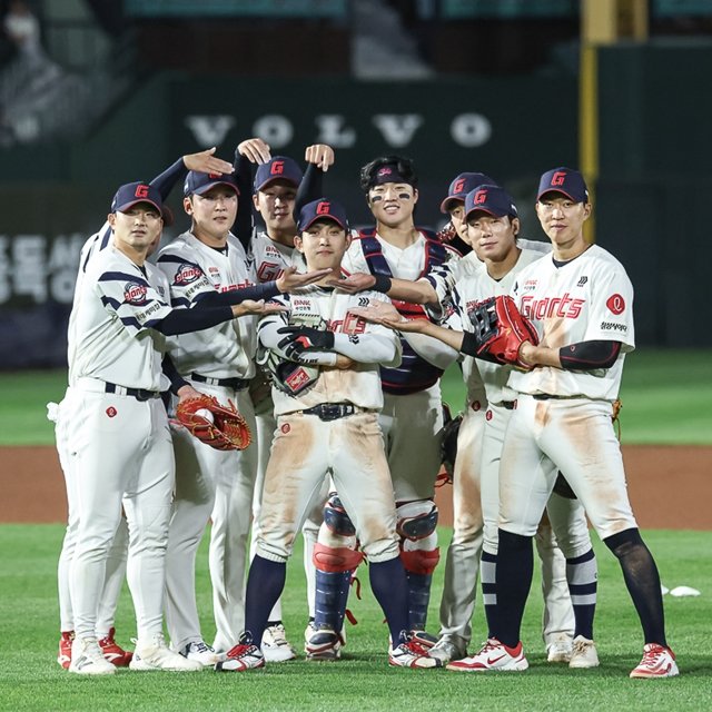 승리를 자축하고 있는 롯데 선수단. 롯데 자이언츠 제공
