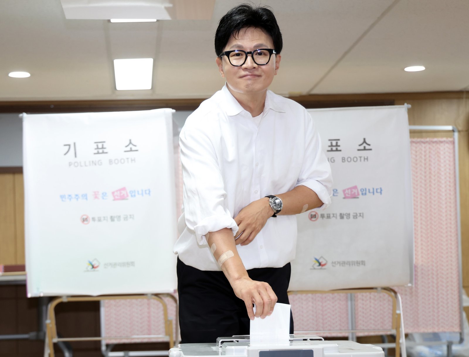 사전투표 마친 한동훈 “보수재건 위한 역사적 선거”