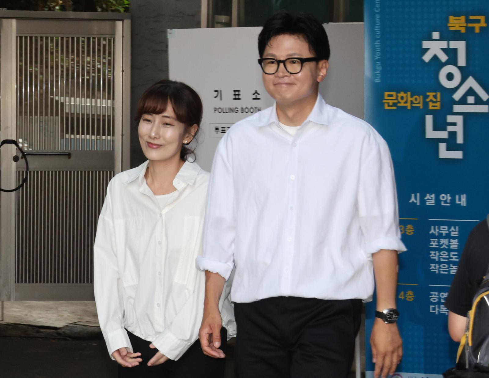한동훈 무소속 부산 북구갑 국회의원 후보와 아내 진은정 변호사가 6·3 지방선거 및 국회의원 재보궐선거 사전투표 첫날인 29일 오전 부산 북구 만덕제2동행정복지센터에 마련된 사전투표소에서 투표를 한 뒤 이동하고 있다. 부산=뉴스1