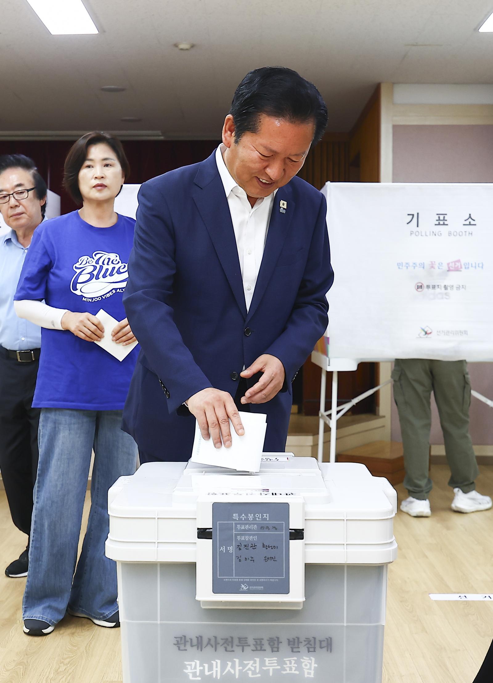 정청래 더불어민주당 대표 겸 총괄상임선거대책위원장이 29일 오전 서울 마포구 성산2동 주민센터에 마련된 제9회 전국동시지방선거 사전투표소에서 투표를 하고 있다. 서울=뉴시스