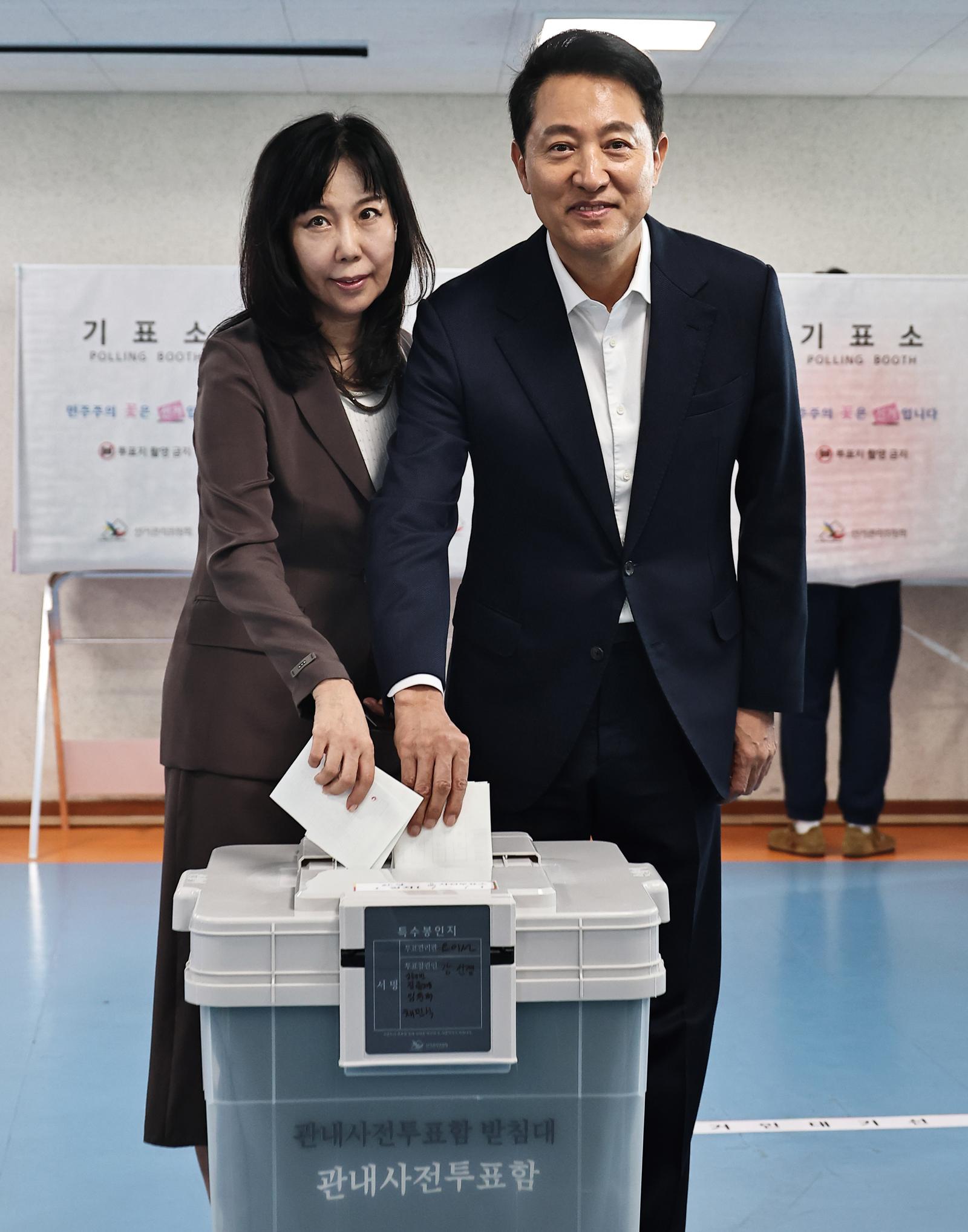 오세훈, 부인과 사전 투표…“민주주의, 미래-독재 갈림길”