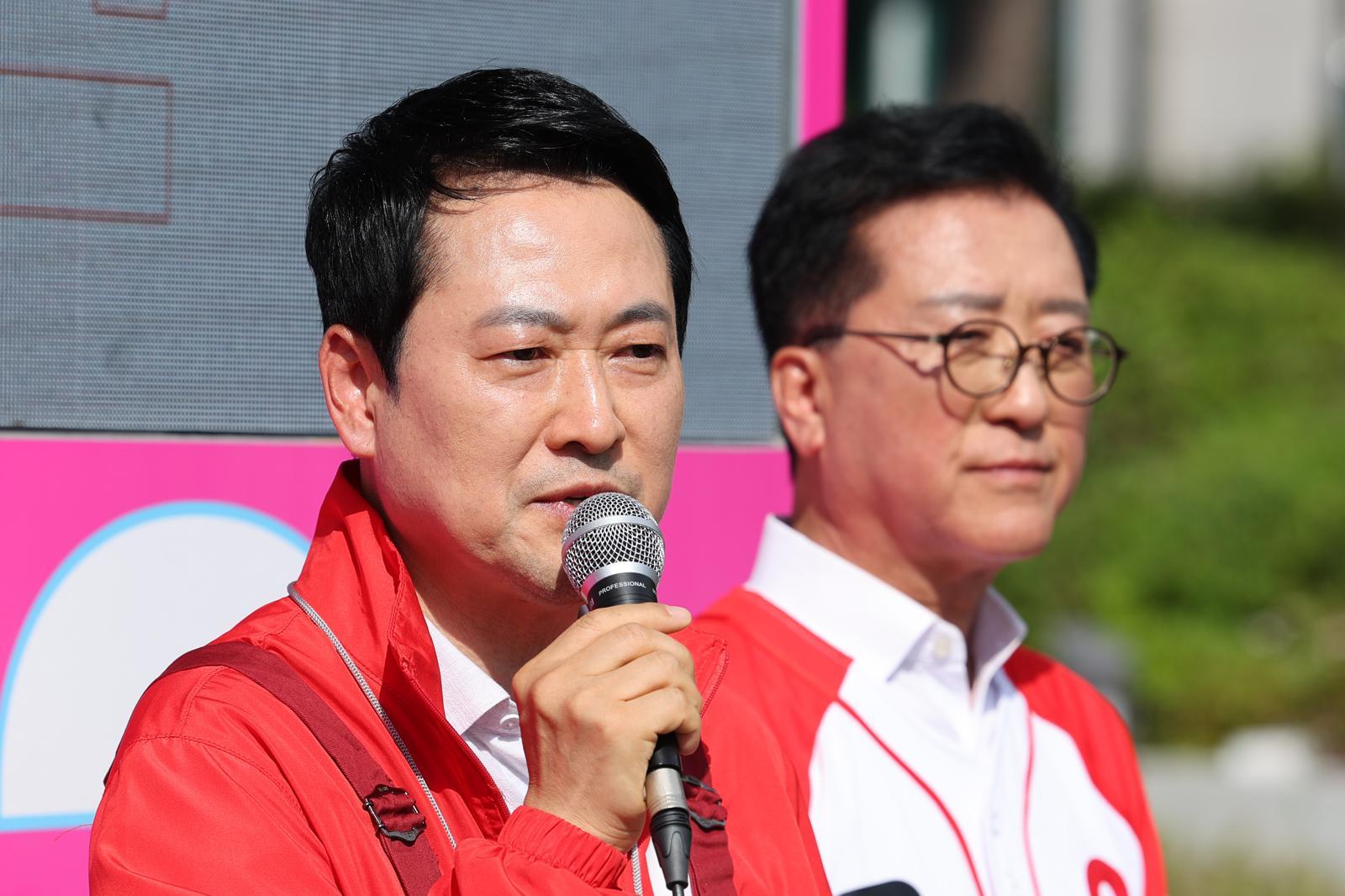 장동혁 국민의힘 대표가 28일 대전 충남대학교 대덕캠퍼스를 찾아 조원휘 유성구청장 후보 지지를 호소하고 있다. 대전=뉴스1