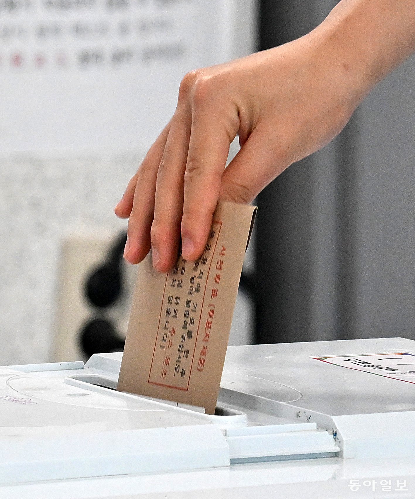 제9회 전국동시지방선거 사전투표 첫날인 29일 오전 서울 용산구 한남동 주민센터에 마련된 사전투표소에서 장병들이 투표하고 있다. 양회성 기자 yohan@donga.com
