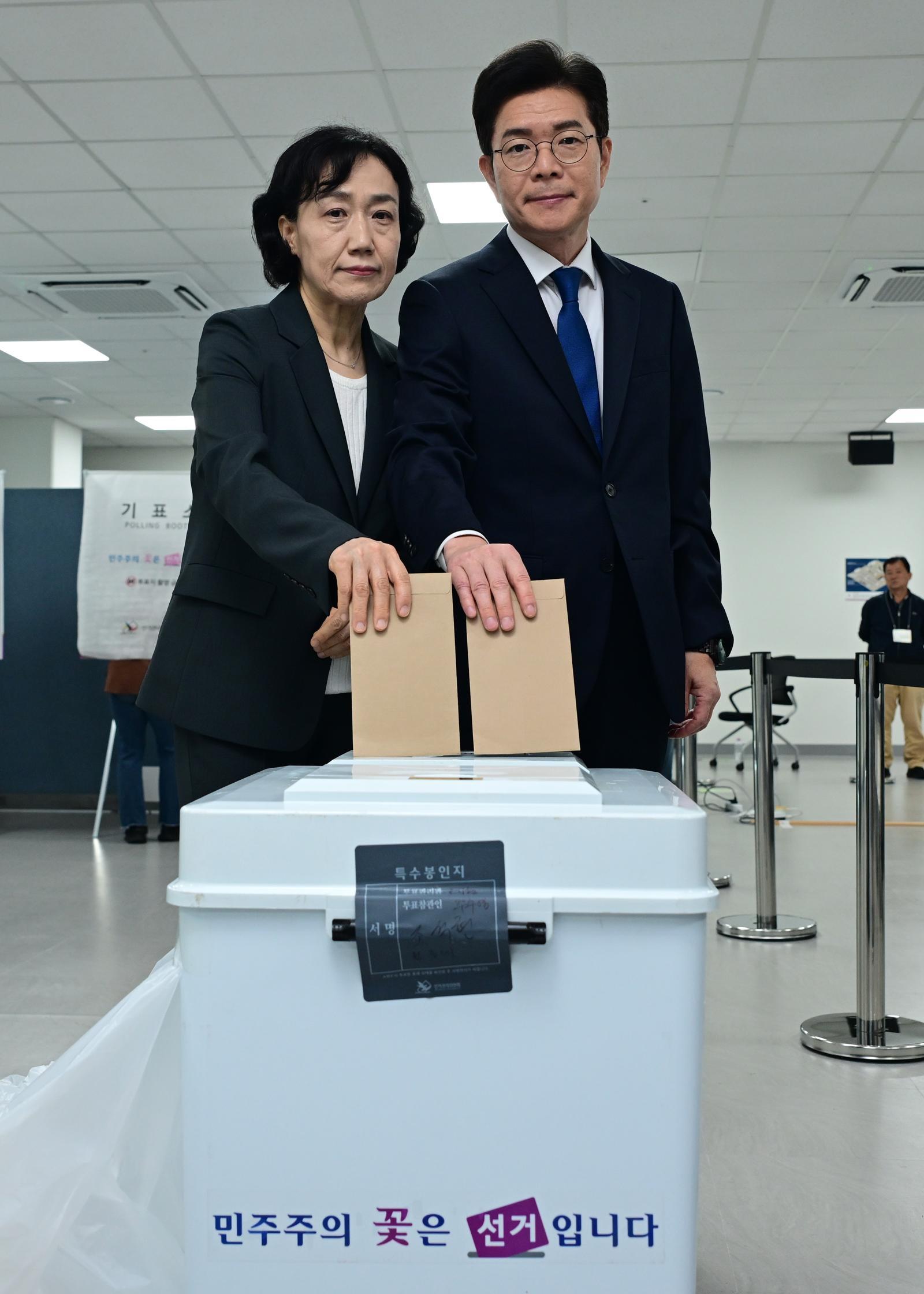 정원오 더불어민주당 서울시장 후보와 배우자 문혜정 씨가 제9회 전국동시지방선거 사전투표 첫날인 29일 오전 서울 중구 소공동 행정복합청사에 마련된 사전투표소를 찾아 한 표를 행사하고 있다. 사진공동취재단
