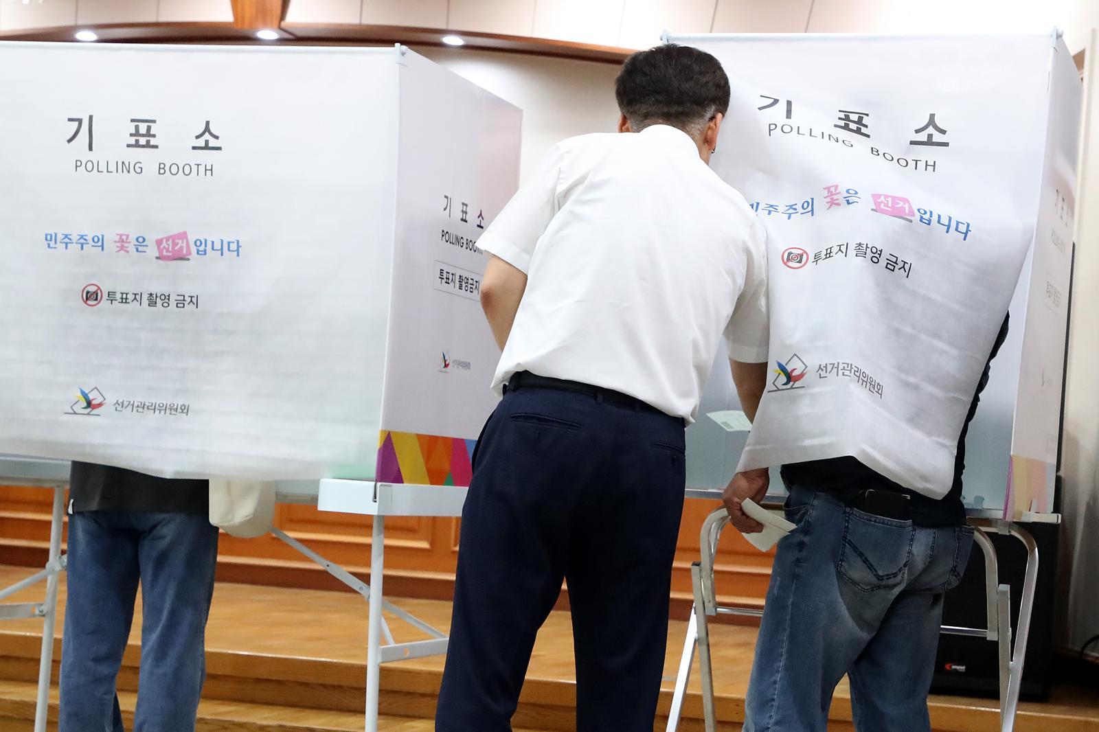 제9회 전국동시지방선거 사전투표 첫날인 29일 오전 8시30분경 대구 수성구 고산2동 행정복지센터에 마련된 사전투표소 기표소 내부에서 기표된 투표용지 1매가 발견돼 한 유권자가 항의하고 있다. 투표소에 있던 사전투표관리관은 “앞서 기표소를 이용한 유권자가 기표 후 투표용지 1매를 기표소 안에 두고, 투표함에 넣지 않고 간 것으로 보고 해당 투표용지를 ‘무효’ 처리했다”고 밝혔다. 뉴스1