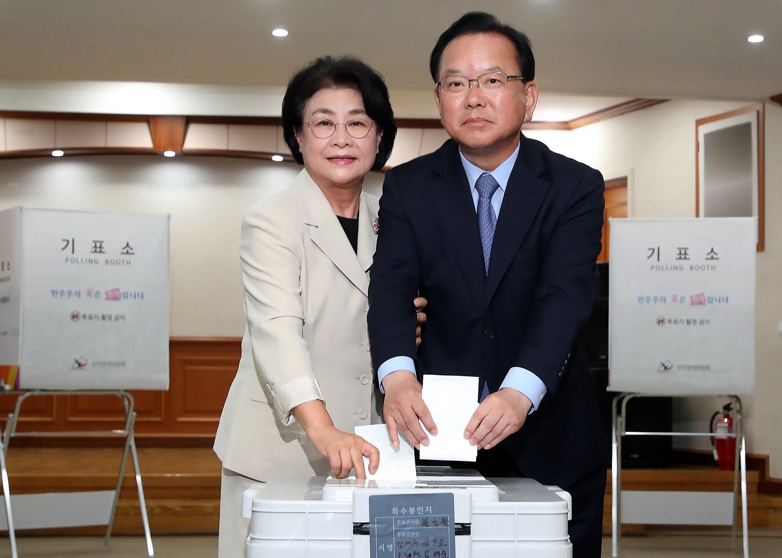 김부겸 더불어민주당 대구시장 후보(오른쪽)와 부인 이유미 씨가 29일 오전 대구 수성구 고산2동 행정복지센터에 마련된 사전투표소에서 투표하고 있다. 2026.5.29 ⓒ 뉴스1