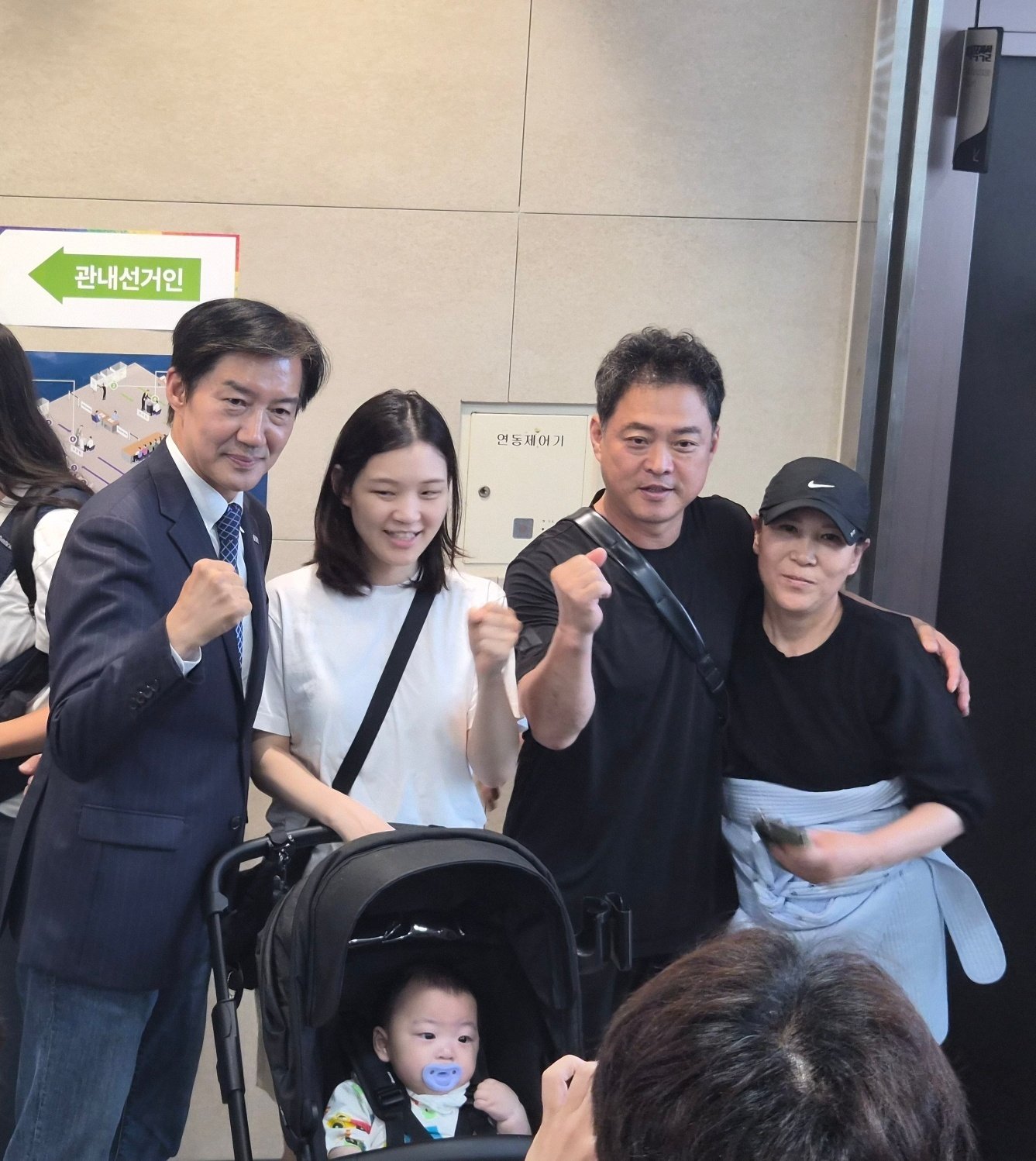 조국, 긴 대기줄 시민에 섞여 ‘사전투표’…유튜버 ‘영상 촬영’ 소동도