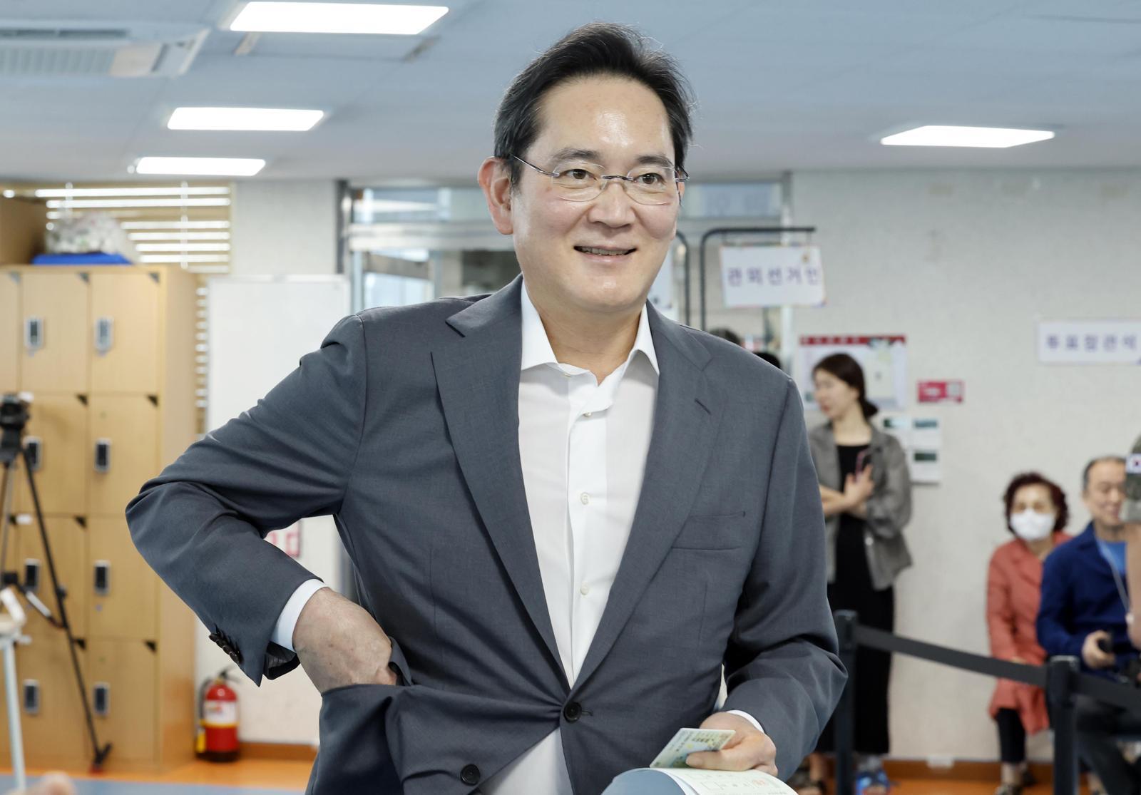 제9회 전국동시지방선거 사전투표 첫 날인 29일 이재용 삼성전자 회장이 서울 용산구 한남동 주민센터에 설치된 사전투표소를 찾아 기표소로 향하고 있다. 2026.05.29 [서울=뉴시스]