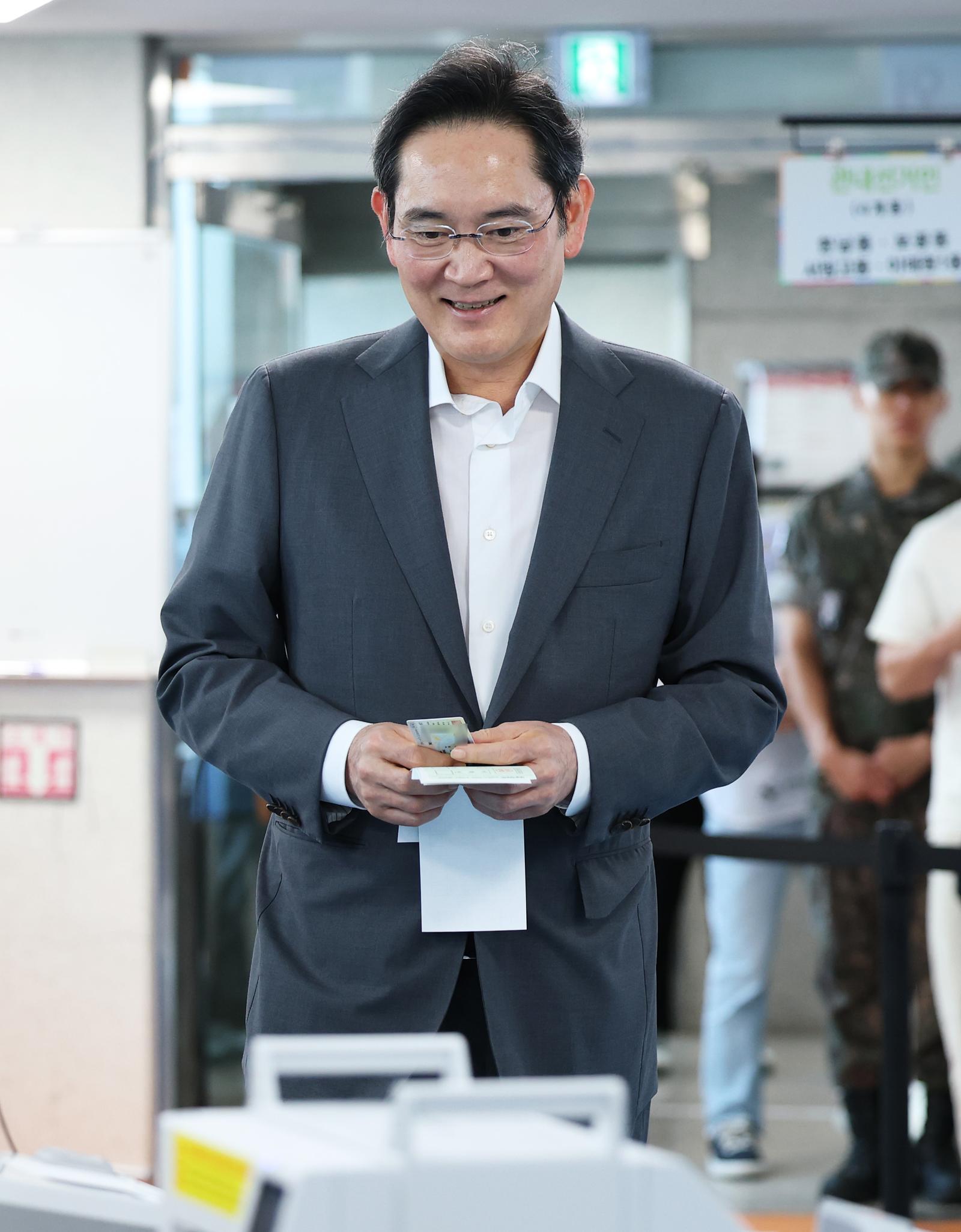 이재용 삼성전자 회장이 제9회 전국동시지방선거 사전투표 첫날인 29일 오전 서울 용산구 한남동주민센터에 마련된 사전투표소에서 한 표를 행사하고 있다. 2026.5.29/뉴스1
