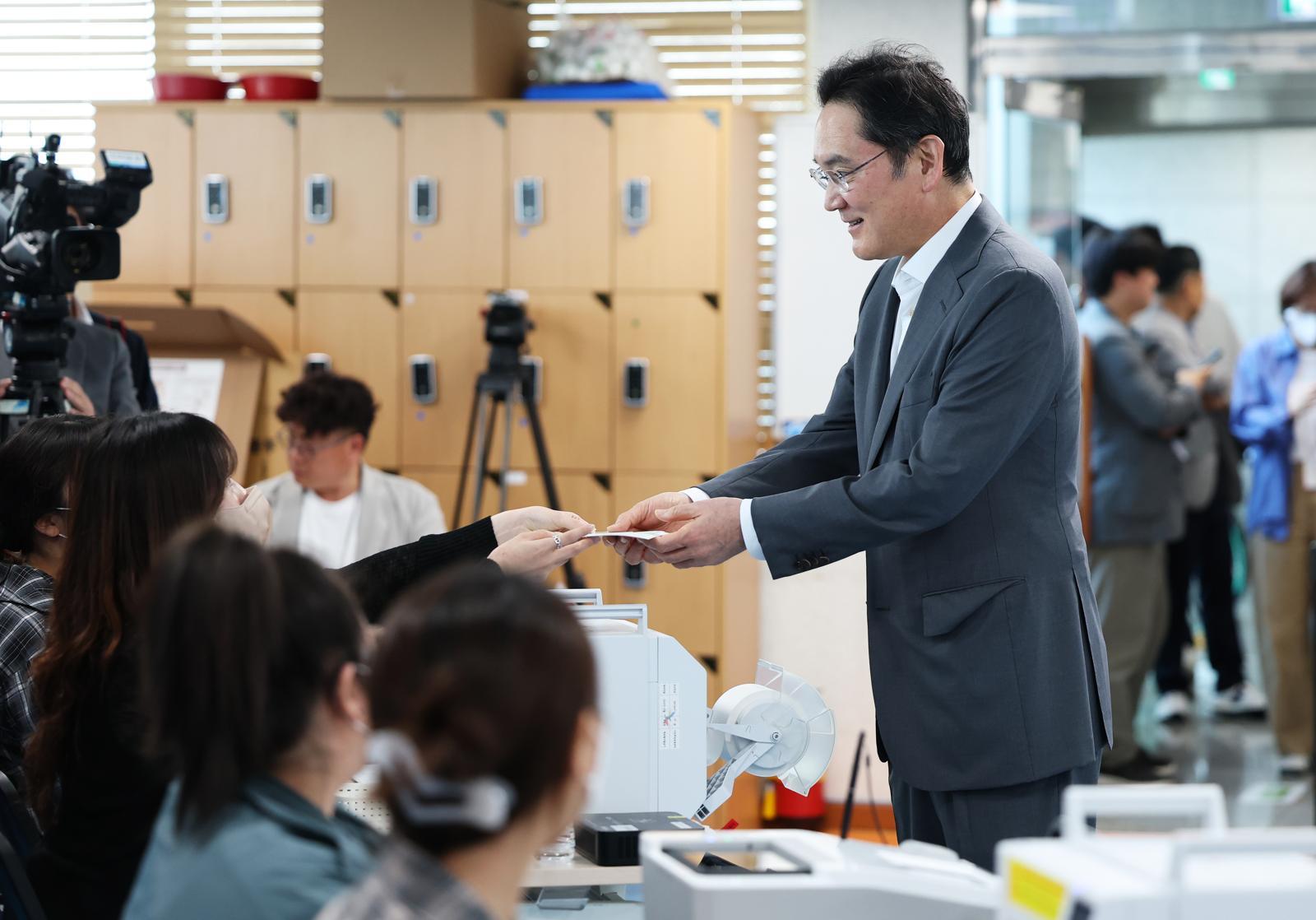 이재용 삼성전자 회장이 제9회 전국동시지방선거 사전투표 첫날인 29일 오전 서울 용산구 한남동주민센터에 마련된 사전투표소에서 투표용지를 받고 있다. 2026.5.29/뉴스1