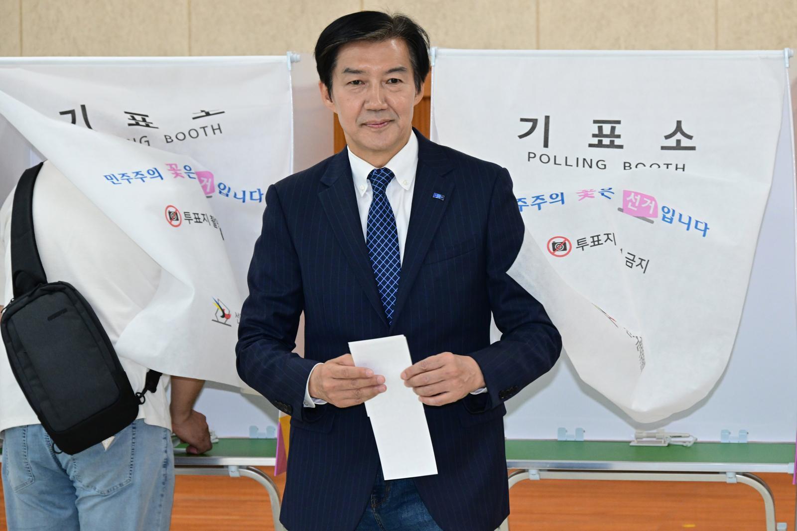 조국 조국혁신당 경기 평택시을 국회의원 후보가 29일 경기 평택시 안중읍행정복지센터에 마련된 사전투표소에서 투표를 마치고 기표소에서 나오고 있다.(공동취재) [평택=뉴시스]