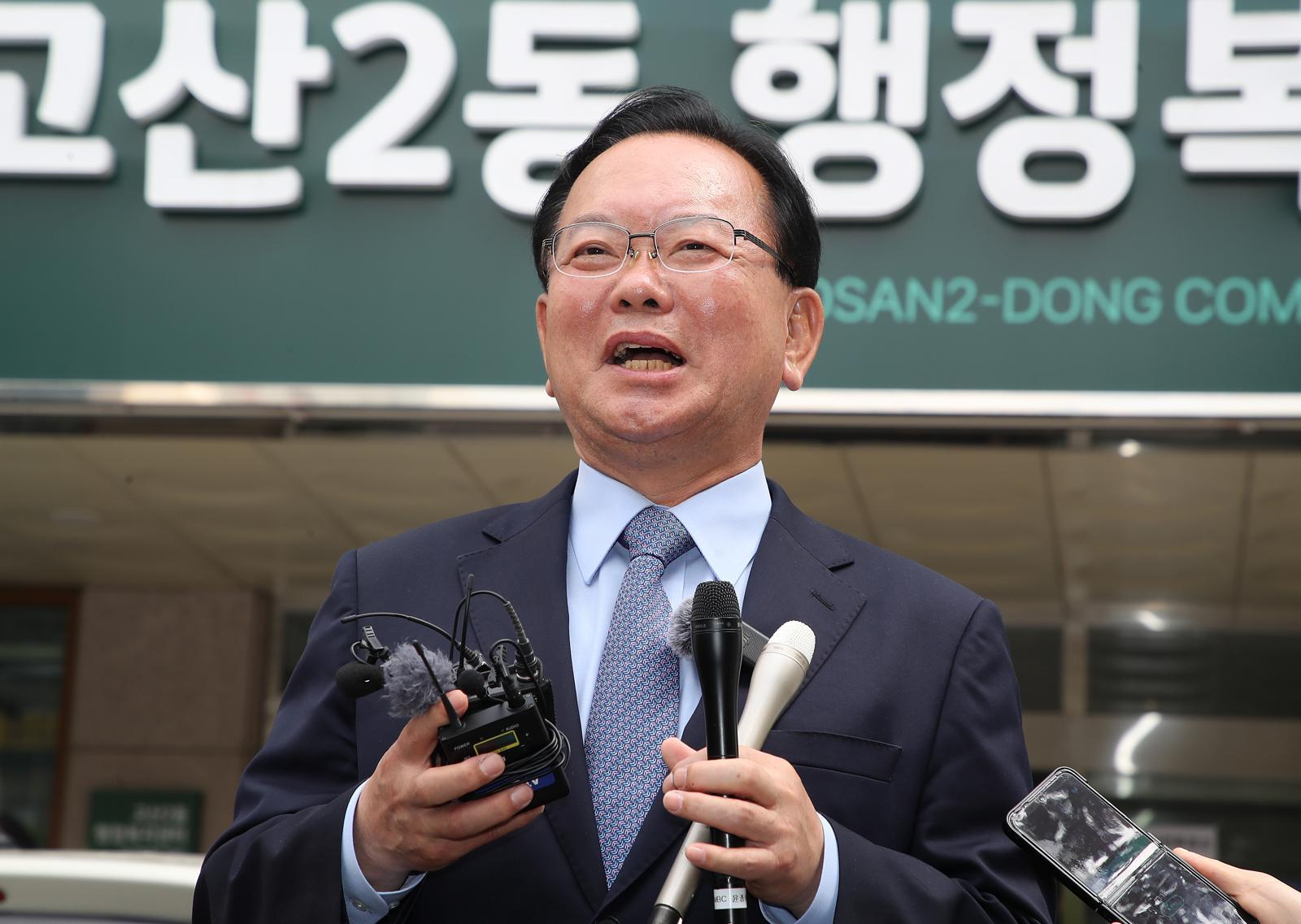 김부겸 더불어민주당 대구시장 후보가 29일 오전 대구 수성구 고산2동 행정복지센터에 마련된 사전투표소에서 투표를 마친 뒤 취재진 질문에 답하고 있다. 2026.5.29. 뉴스1