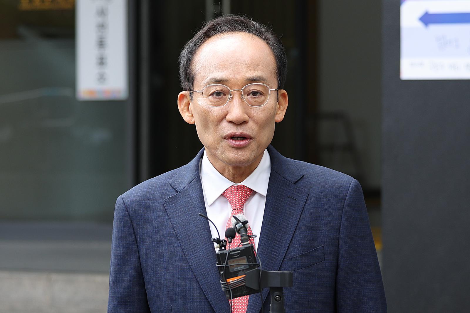 추경호 국민의힘 대구시장 후보가 제9회 전국동시지방선거 사전투표 첫날인 29일 오전 대구 수성구 수성구의회에 마련된 범어1동 사전투표소에서 투표를 마친 뒤 취재진 질문에 답하고 있다. 2026.5.29. 뉴스1