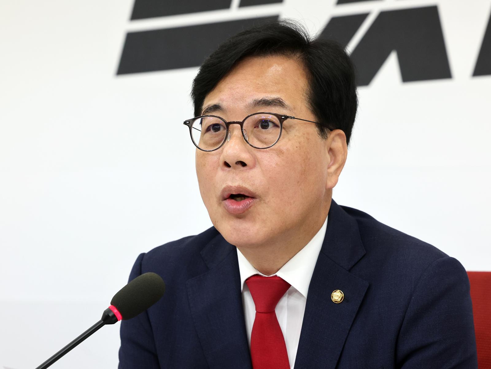 송언석 국민의힘 원내대표가 29일 오전 서울 여의도 국회에서 열린 경제 현안 기자간담회에서 모두발언을 하고 있다. 뉴스1