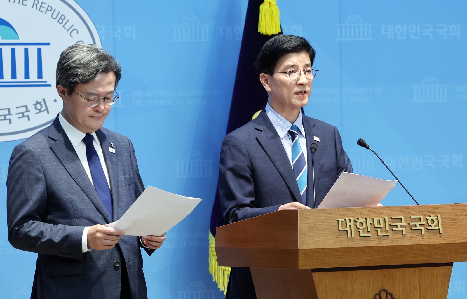 더불어민주당 이해식, 채현일 의원이 29일 오전 서울 여의도 국회 소통관에서 ‘오세훈 서울시장 후보 선대위의 불법 비방·여론조작 의혹 관련 기자회견’을 하고 있다. 2026.5.29 (서울=뉴스1)