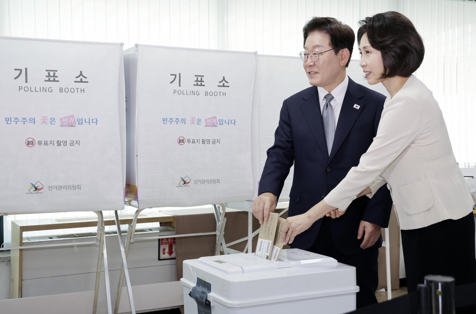 [속보]李대통령, 회색 넥타이 매고 ‘인천 계양을’ 사전투표…김혜경 여사 동행