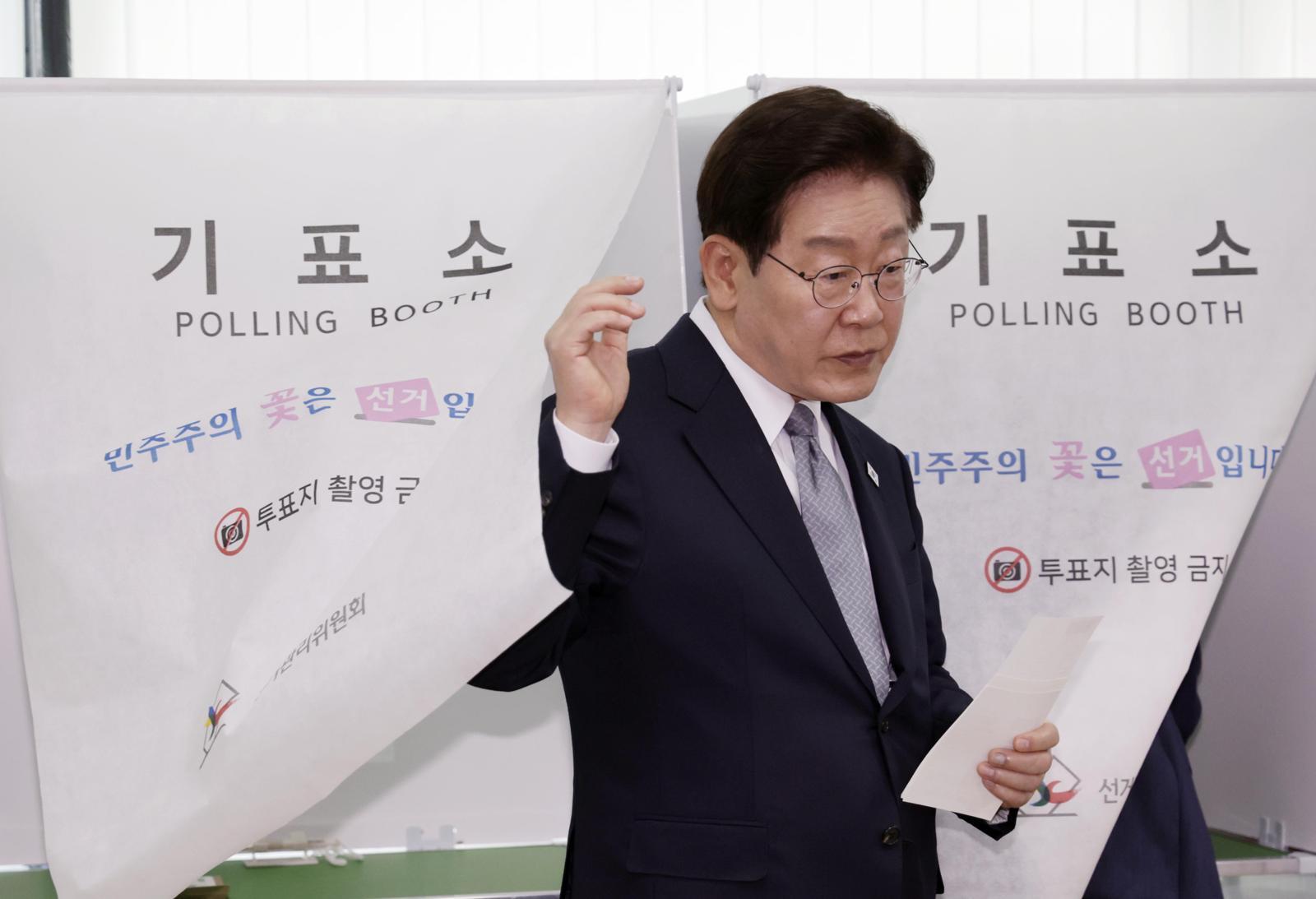 이재명 대통령과 김혜경 여사가 제9회 전국동시지방선거 사전투표 첫날인 29일 서울 삼청동 주민센터에 마련된 사전투표소에서 투표하고 있다. 2026.5.29/뉴스1