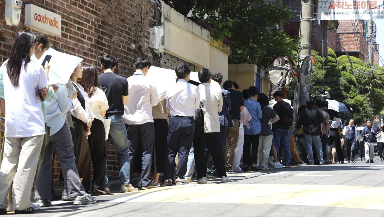 제9회 전국동시지방선거 사전투표 첫날인 29일 오후 서울 종로구 사직동 주민센터에 마련된 사전투표소에서 시민들이 투표하기 위해 길게 줄 서 있다. 뉴시스
