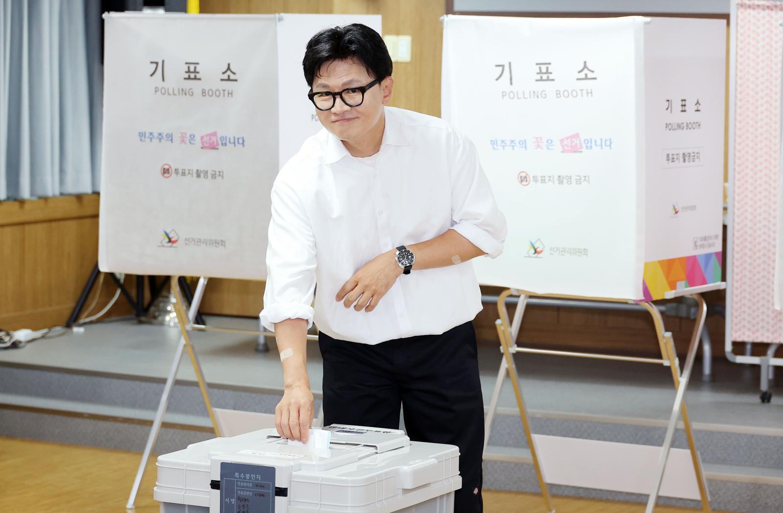부산 북구갑 국회의원 보궐선거에 출마한 한동훈 무소속 후보가 29일 부산 북구 만덕2동 행정복지센터에 마련된 사전투표소에서 투표하고 있다. 부산=뉴시스