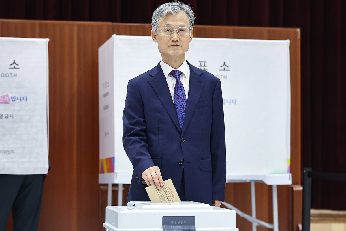 조희대 대법원장이 29일 서울 서초구 반포4동 주민센터에 마련된 제9회 전국동시지방선거 사전투표소에서 투표를 하고 있다. 2026.5.29 ⓒ뉴스1