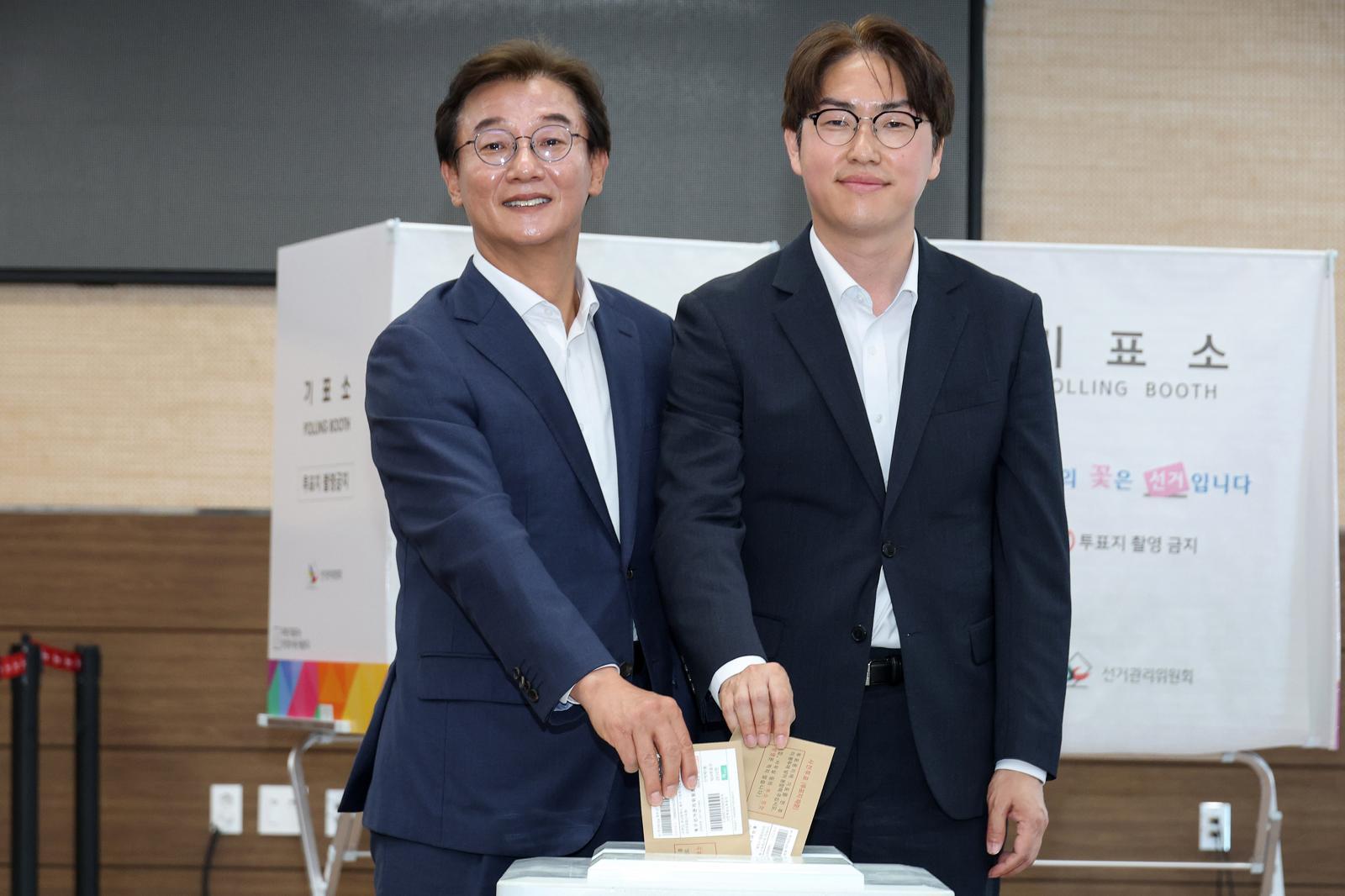 전재수 더불어민주당 부산시장 후보(왼쪽)와 하정우 더불어민주당 부산 북구갑 국회의원 후보가 6·3 지방선거 및 국회의원 재보궐선거 사전투표 첫날인 29일 부산 북구 덕천2동행정복지센터에 마련된 사전투표소에서 투표를 하고 있다. (공동취재) ⓒ 뉴스1