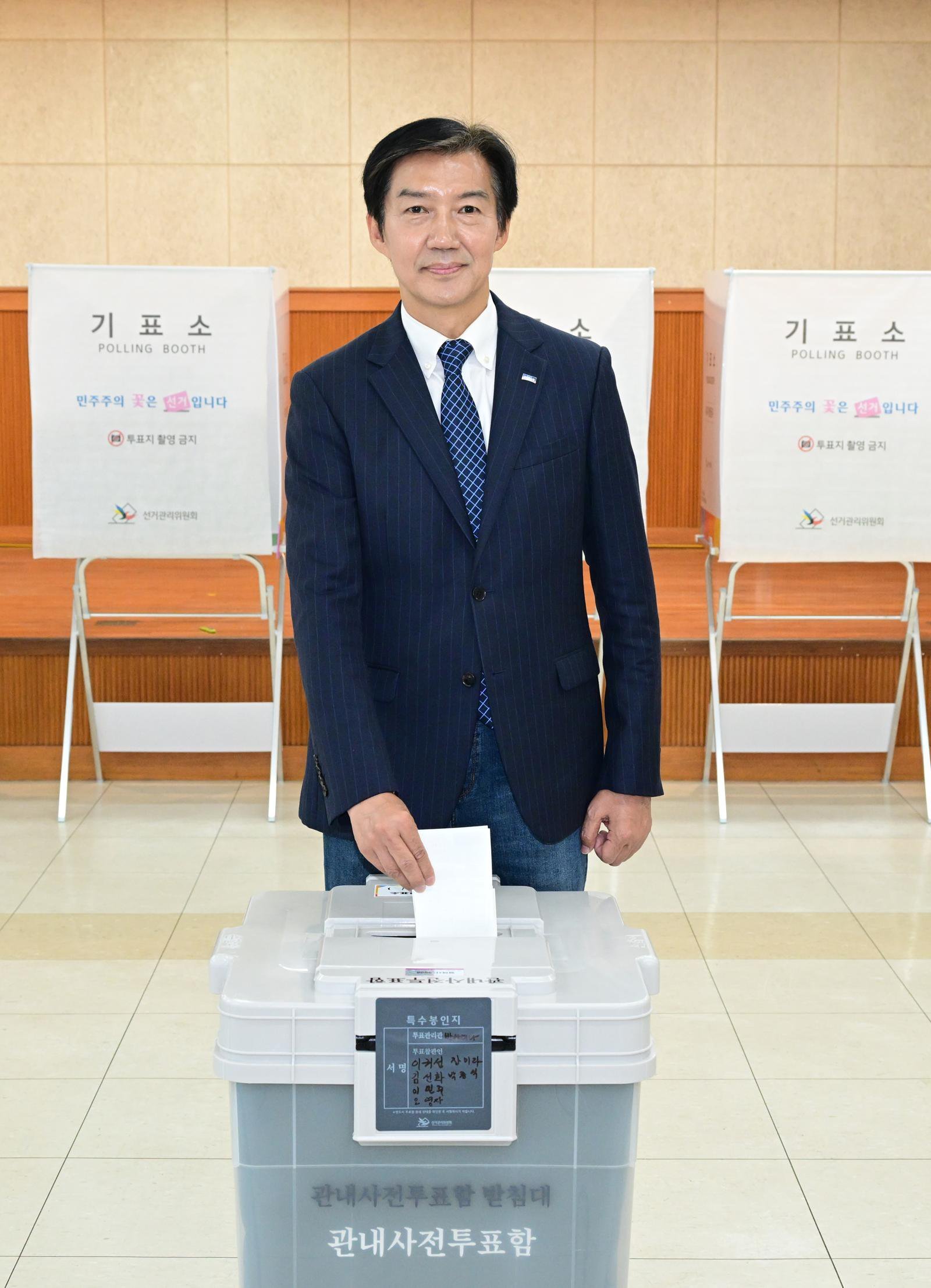 조국 조국혁신당 경기 평택시을 국회의원 후보가 29일 경기 평택시 안중읍행정복지센터에 마련된 사전투표소에서 투표하고 있다.(공동취재) 2026.05.29.p[평택=뉴시스]
