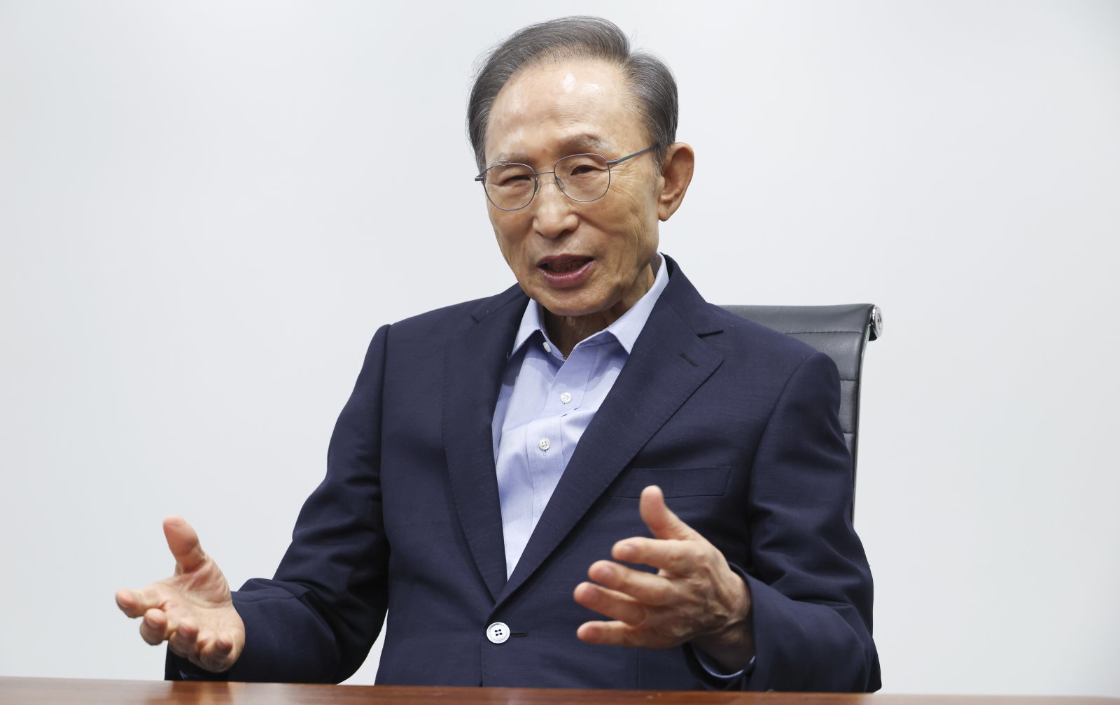 양향자 국민의힘 경기지사 후보가 18일 서울 서초구 청계재단에서 이명박 전 대통령을 예방, 대화를 나누고 있다. 공동취재