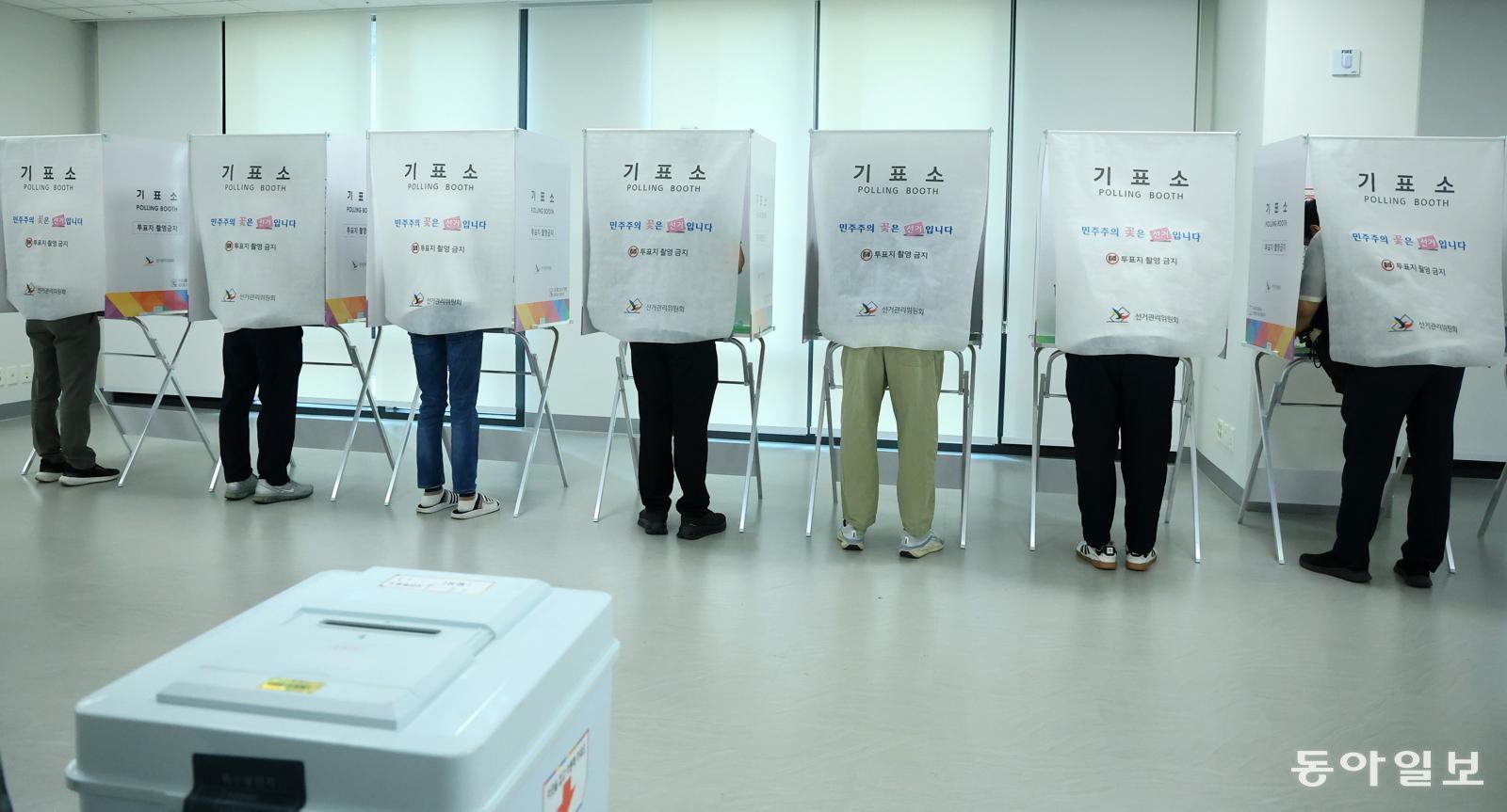 제9회 전국동시지방선거 사전투표 첫 날인 29일 오전 서울 중구 소공동행정복합청사에 마련된 사전투표소에서 시민들이 투표를 하고 있다. 장승윤 기자 tomato99@donga.com