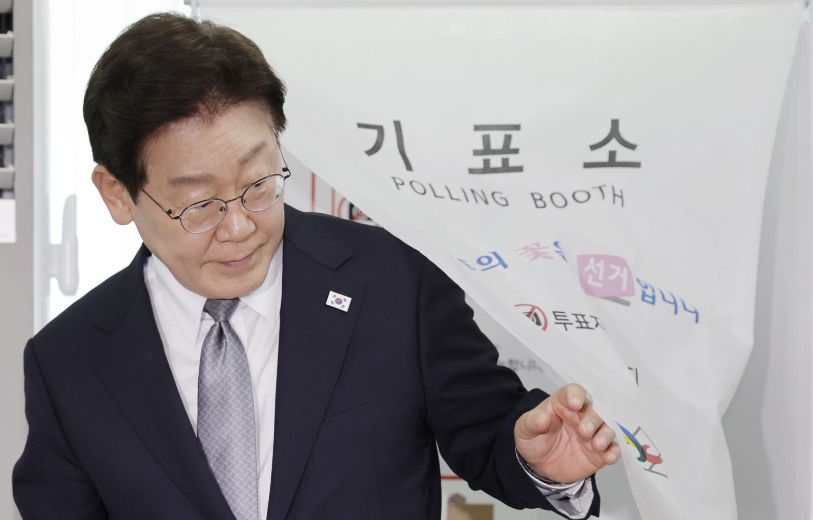 이재명 대통령과 김혜경 여사가 제9회 전국동시지방선거 사전투표 첫날인 29일 서울 삼청동 주민센터에 마련된 사전투표소에서 투표 후 기표소를 나서고 있다. 2026.5.29. 뉴스1