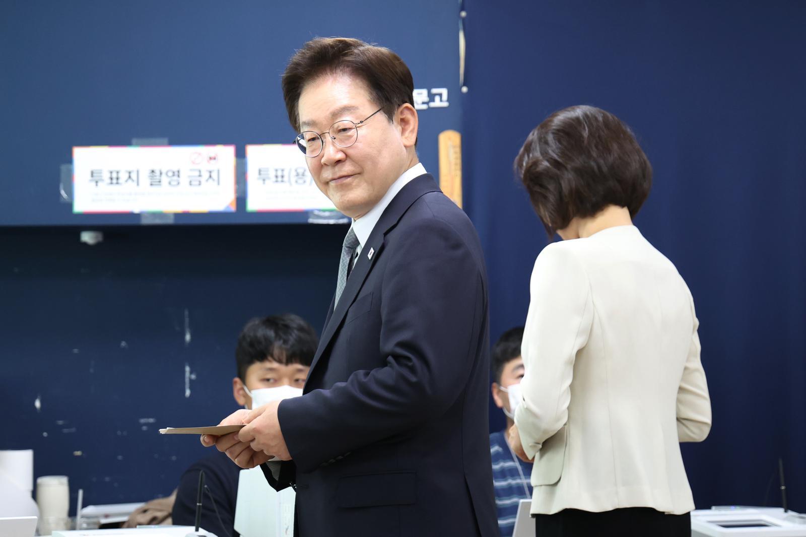 이재명 대통령과 김혜경 여사가 제9회 전국동시지방선거 사전투표 첫날인 29일 서울 삼청동 주민센터에 마련된 사전투표소에서 투표를 하기 위해 입장하고 있다.  2026.5.29/뉴스1