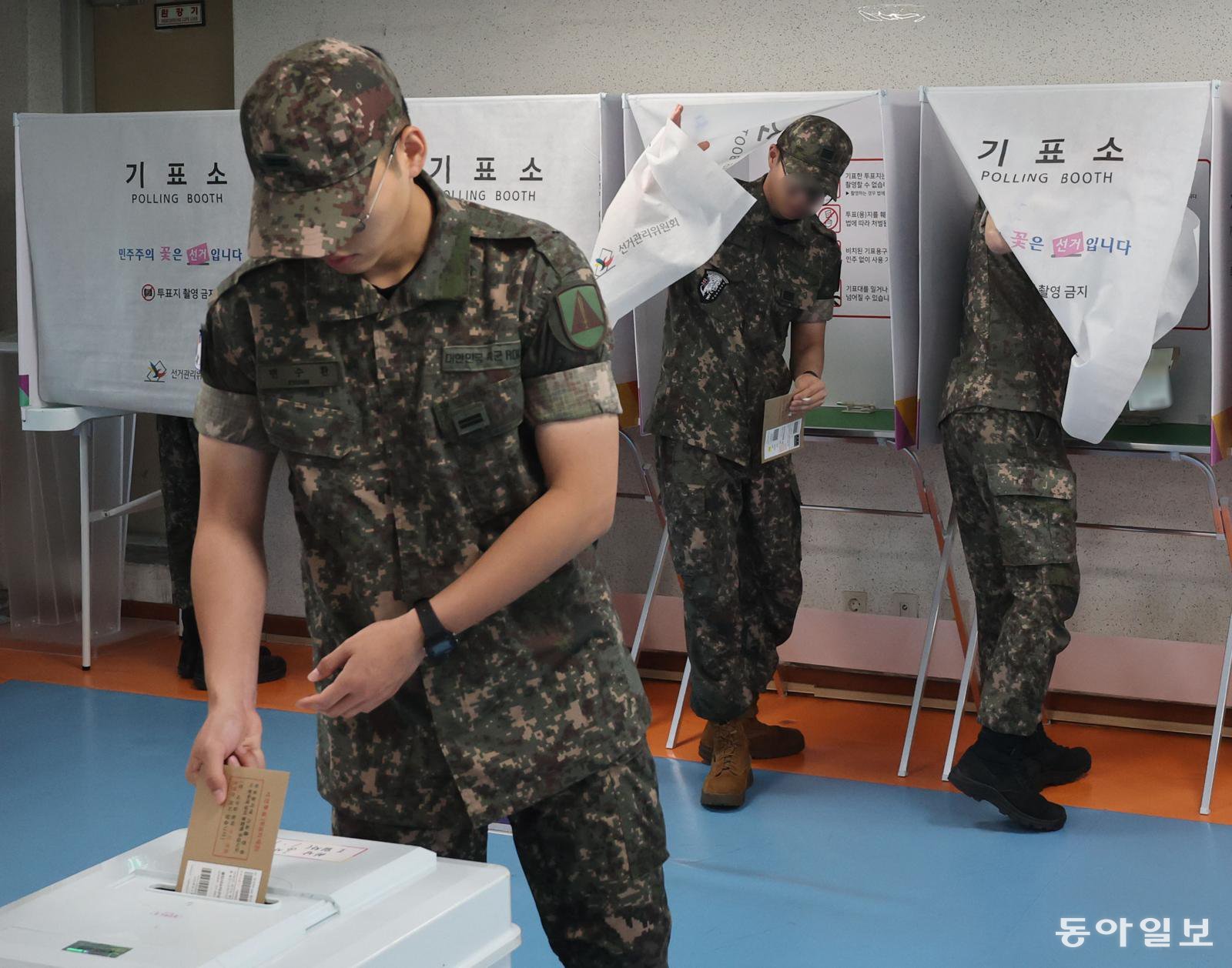 제9회 전국동시지방선거 사전투표일인 29일 서울 용산구 한남동 주민센터에 마련된 사전투표소에서 군인들이 투표하고 있다. 2026.5.29 사진공동취재단 양회성 yohan@donga.com