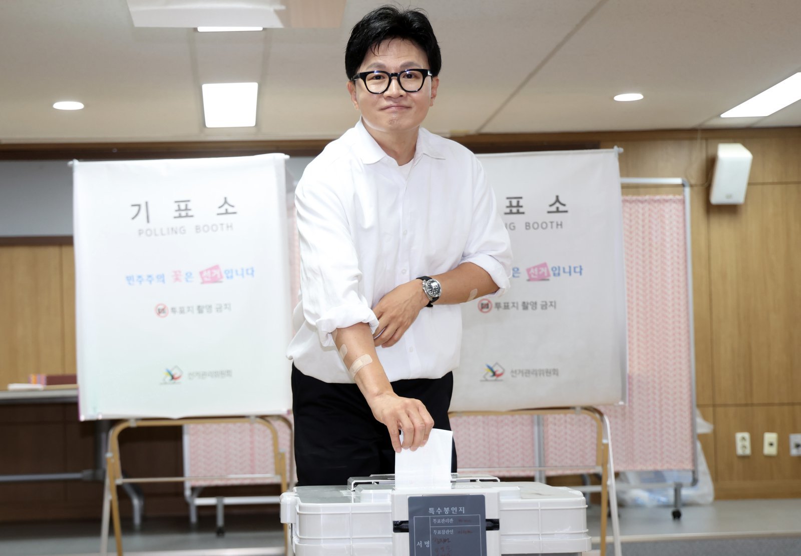 한동훈 무소속 부산 북구갑 국회의원 후보가 6·3 지방선거 및 국회의원 재보궐선거 사전투표 첫날인 29일 오전 부산 북구 만덕제2동행정복지센터에 마련된 사전투표소에서 투표를 하고 있다.  2026.5.29 사진공동취재단