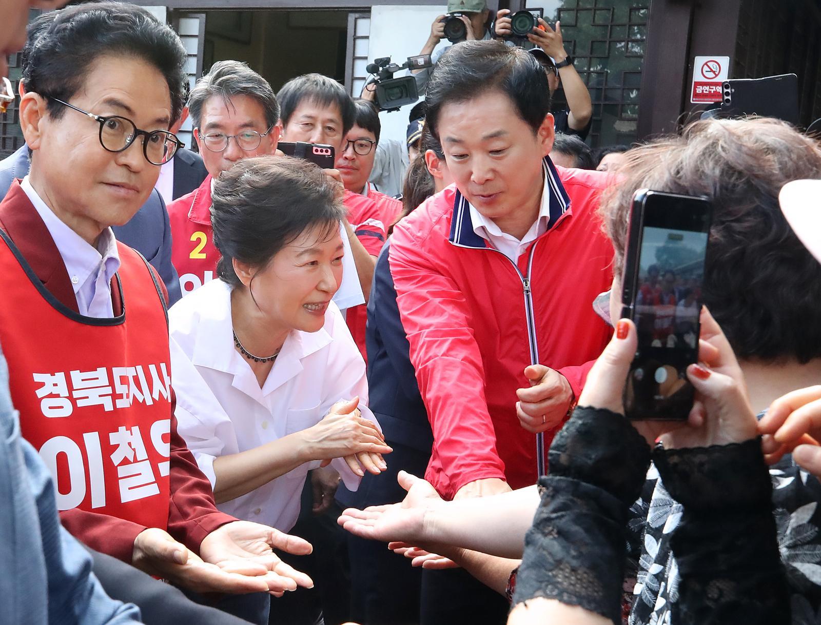 박근혜 전 대통령이 28일 오후 경북 문경시 문경읍 청운각을 찾아 환영 나온 시민과 인사 나누고 있다. 청운각은 박 전 대통령의 부친 故 박정희 대통령이 1937년 3월부터 1940년 4월까지 3년간 하숙을 했던 곳으로 알려져 있다. 2026.5.28 ⓒ 뉴스1