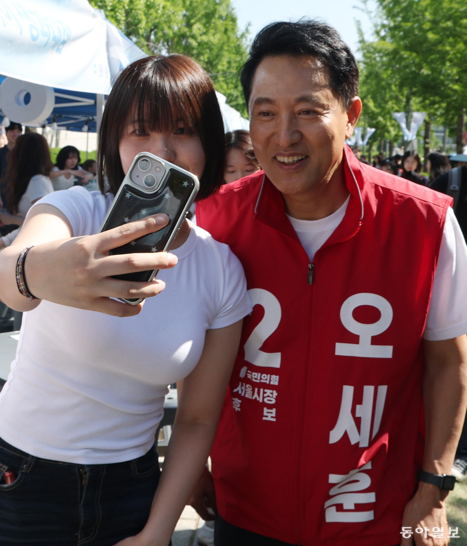 6·3 지방선거 사전투표가 시작된 29일 서울시장 선거에 나선 더불어민주당 정원오, 국민의힘 오세훈 후보는 나란히 대학가를 찾아 청년층 표심 잡기에 나섰다. 서대문구 연세대를 찾은 오 후보도 선거운동 중 만난 시민과 셀카를 찍었다. 이훈구 기자 ufo@donga.com
