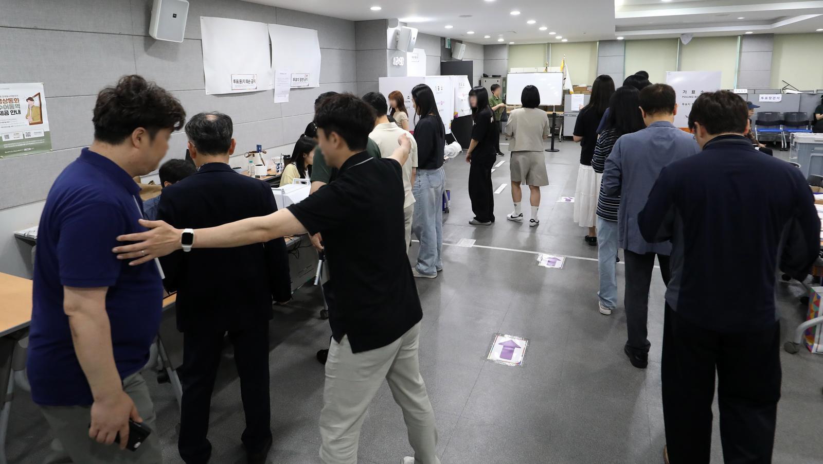 6·3 지방선거 및 국회의원 재보궐선거 사전투표 첫날인 29일 부산 연제구 연제구청에 마련된 사전투표소에서 유권자들이 투표하기 위해 줄을 서 있다. 2026.5.29. 뉴스1