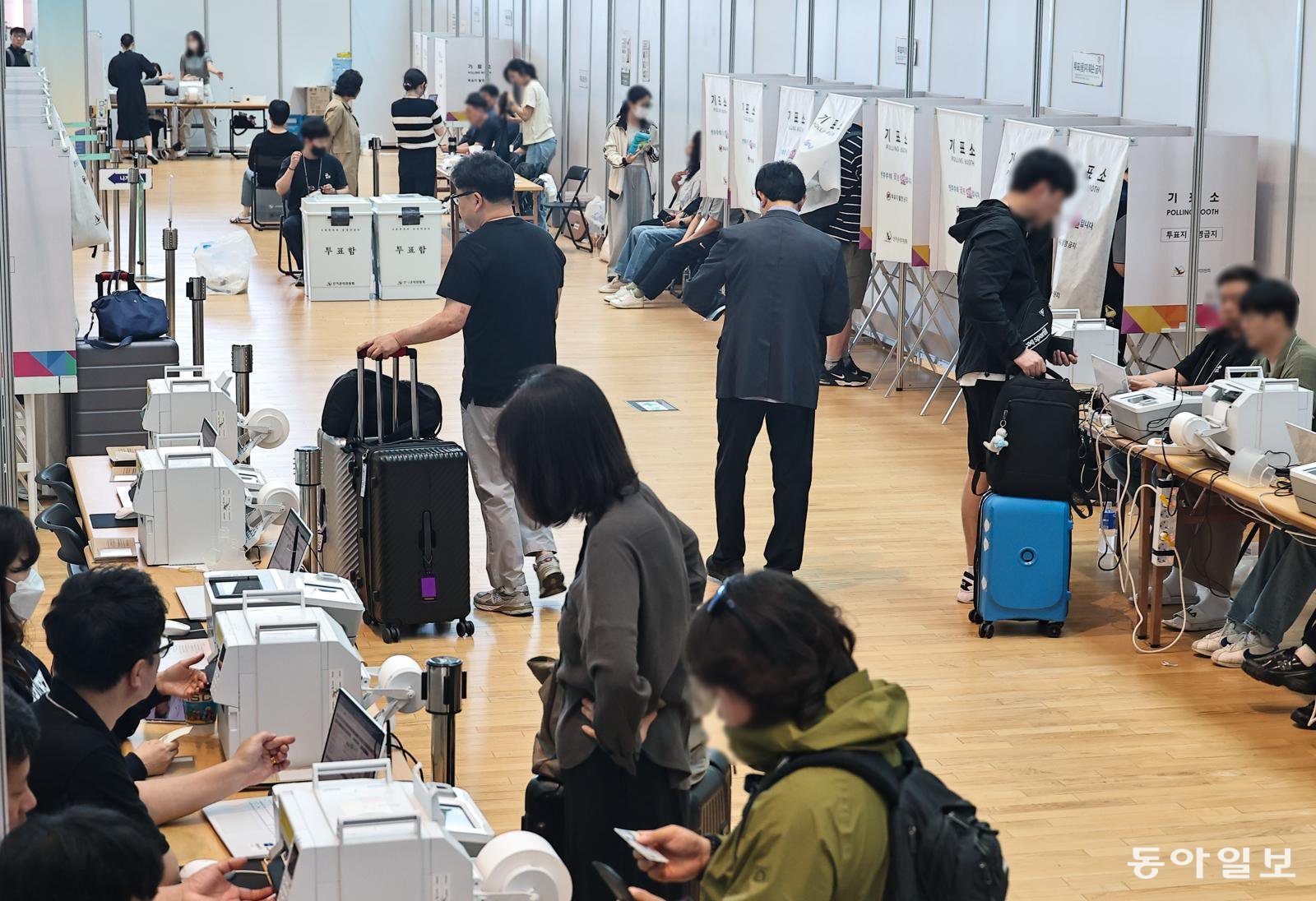 제9회 전국동시지방선거 사전투표가 시작된 29일 인천국제공항 제2터미널 출국장에 설치된 사전투표소에서 시민들이 투표를 하기 위해 줄 서 있다. 양회성 기자 yohan@donga.com