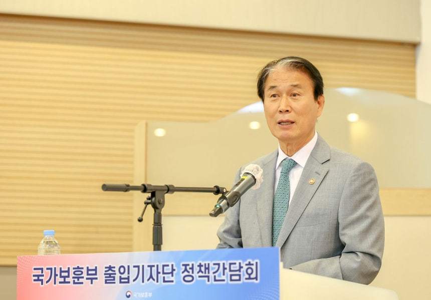 권오을 국가보훈부 장관이 29일 서울 용산구 국방컨벤션센터에서 열린 국가보훈부 출입기자단 정책간담회에서 발언하고 있다. 보훈부 제공
