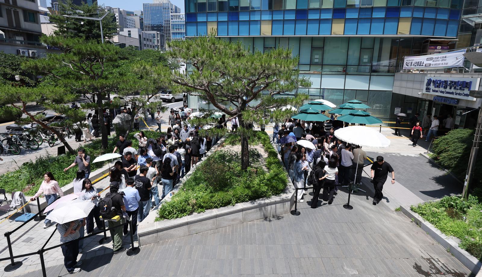 제9회 전국동시지방선거 사전투표 첫 날인 29일 서울 강남구 역삼1동 주민센터에 마련된 사전투표소에서 시민들이 투표를 하기 위해 길게 줄을 서고 있다. 2026.05.29 [서울=뉴시스]