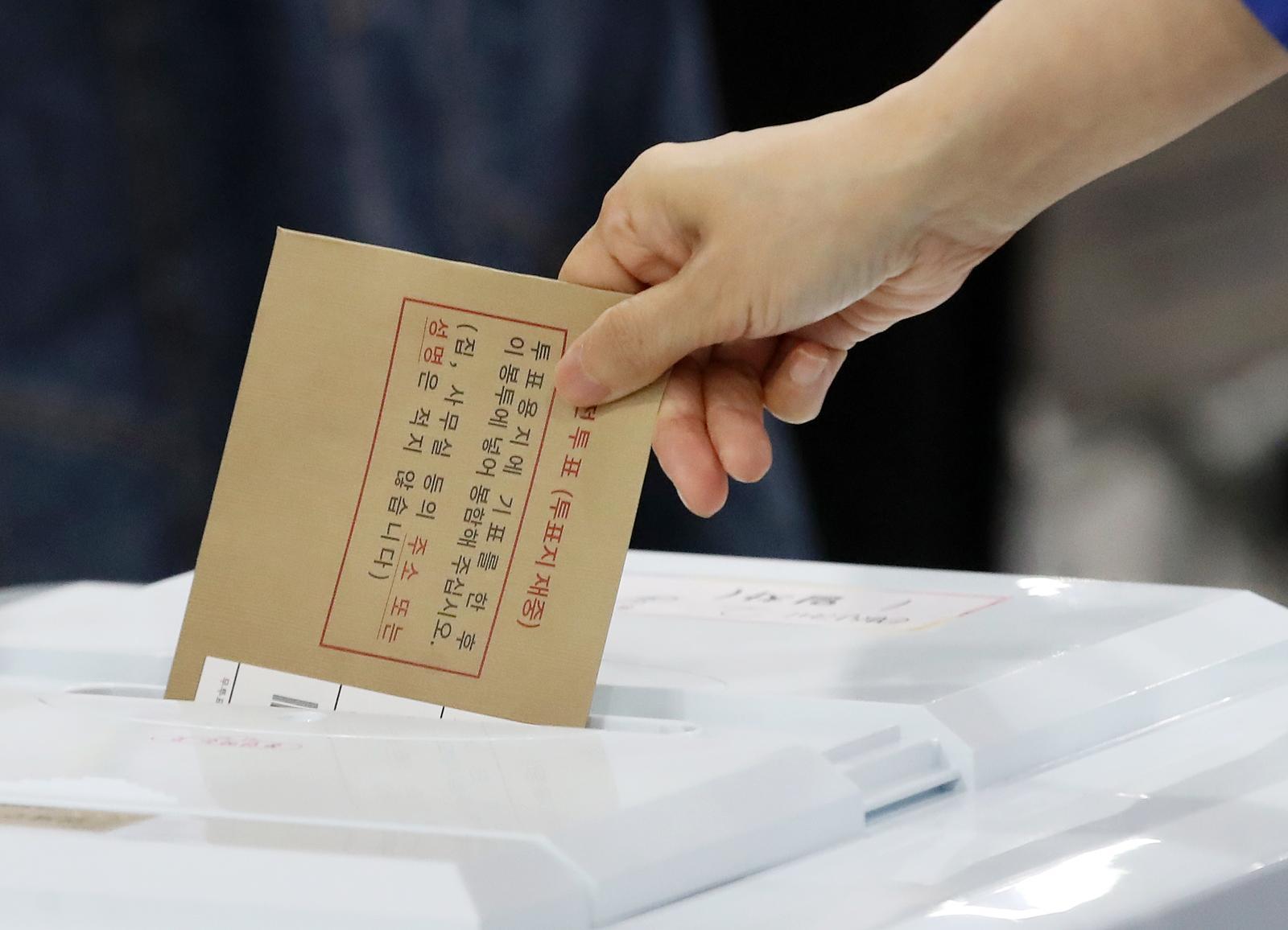 6·3 지방선거 및 국회의원 재보궐선거 사전투표 첫날인 29일 부산 연제구 연제구청에 마련된 사전투표소에서 유권자가 소중한 한 표를 행사하고 있다. 2026.5.29 ⓒ 뉴스1