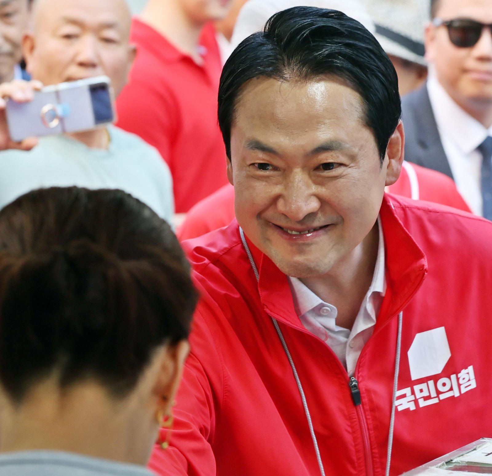6·3 지방선거 사전투표 첫날인 29일 여야 지도부는 수도권 등을 돌며 막판 지지층 결집에 나섰다. 같은 날 국민의힘 장동혁 대표가 경기 부천 역곡상상시장을 찾아 상인과 인사를 나누는 모습. 부천=뉴스1