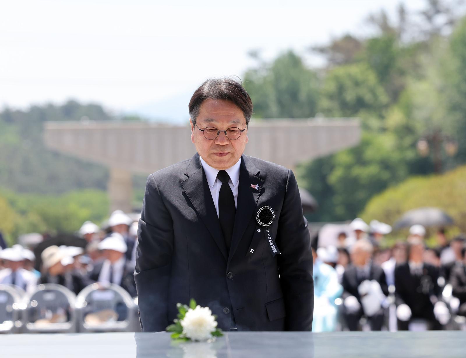 제 46주년 5·18민주화운동 기념일을 하루 앞둔 17일 광주 북구 운정동 국립 5·18민주묘지 추모식에서 강기정 시장이 헌화하고 있다. 2026.5.17/뉴스1