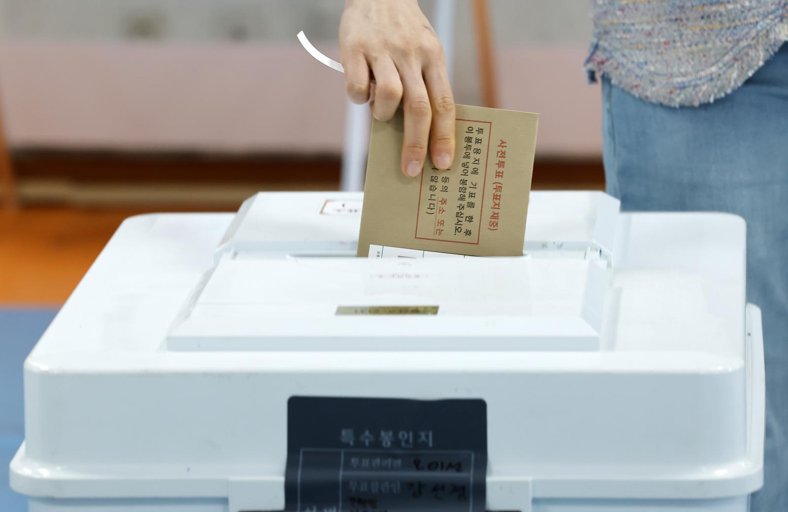 제9회 전국동시지방선거 사전투표 첫 날인 29일 서울 용산구 한남동 주민센터에 설치된 사전투표소를 찾은 유권자들이 투표를 하고 있다. 2026.05.29. 서울=뉴시스