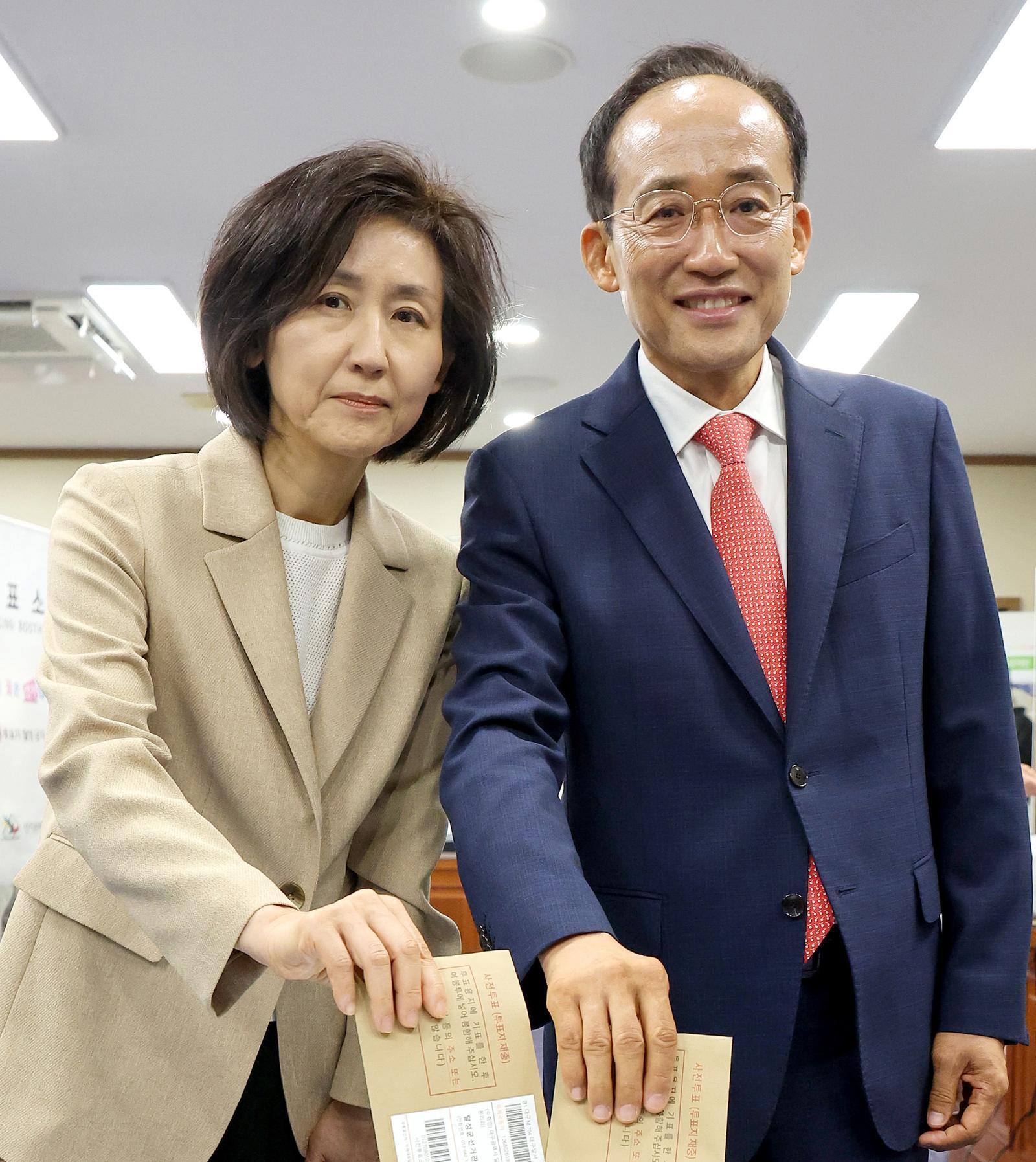 29일 국민의힘 추경호 대구시장 후보(오른쪽)도 수성구 범어1동에 마련된 사전투표소에서 부인 김희경 씨와 사전투표를 했다. 대구=뉴스1