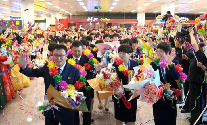 수원서 AWCL 우승한 北 내고향여자축구단, 평양서 대대적 환영 / 북한 노동당 기관지 노동신문은 26일 아시아축구연맹(AFC) 여자챔피언스리그(AWCL)에서 우승한 ‘내고향여자축구단’ 선수들이 평양에 귀국해 환영을 받았다고 27일 보도했다. 이들은 지난 17일 방남해 수원에서 열린 AWCL 4강전(20일)과 결승전(23일)을 치르고 귀국했다./ 노동신문 뉴스1