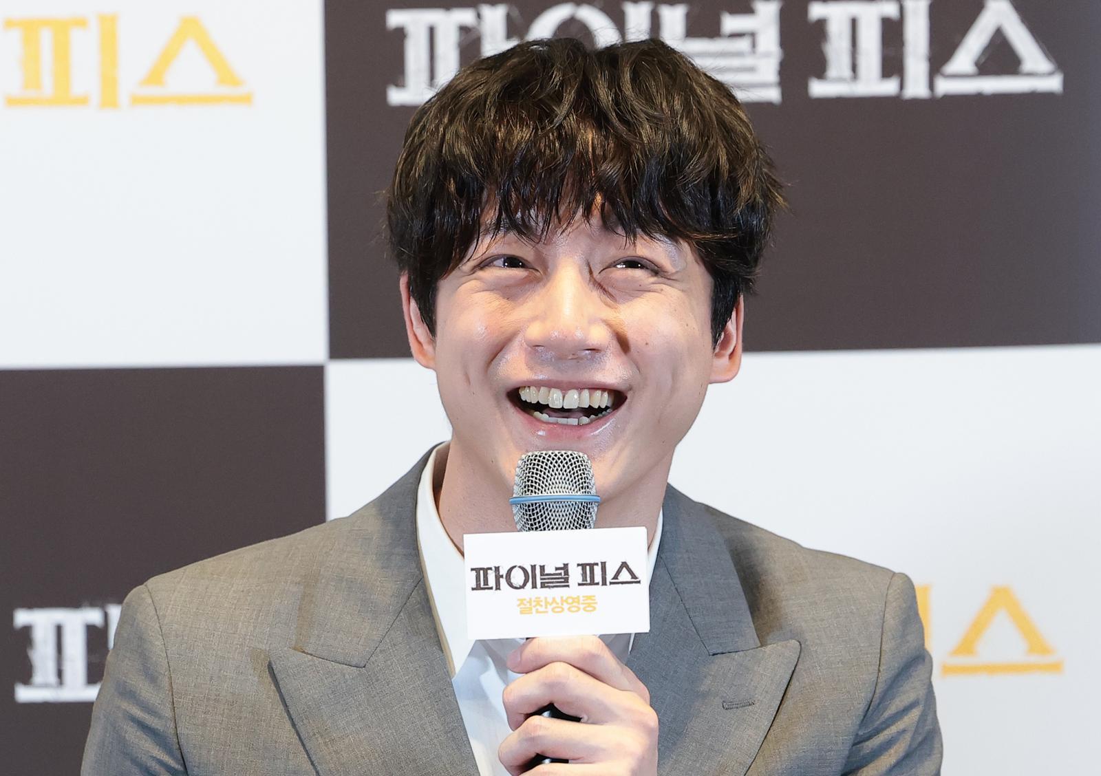 일본 배우 사카구치 켄타로가 29일 오후 서울 강남구 메가박스 코엑스점에서 열린 영화 ‘파이널 피스’(감독 쿠마자와 나오토) 내한 기자간담회에 참석해 환한 미소를 짓고 있다. ‘파이널 피스’는 고가의 장기말과 함께 신원불명의 사체가 발견되고 용의자가 된 천재 장기 기사 케이스케(사카구치 켄타로 분)와 사라진 도박꾼 토요(와타나베 켄) 사이에 숨겨진 비밀이 밝혀지는 서스펜스 드라마다. 2026.5.29 ⓒ 뉴스1