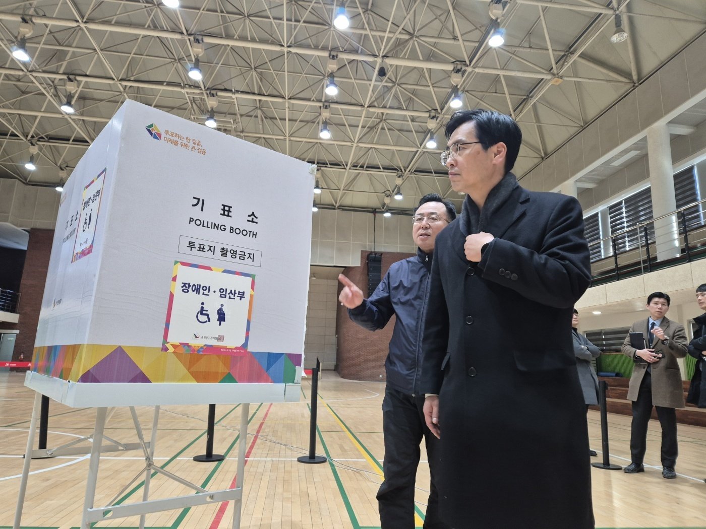 김민재 행정안전부 차관보가 20일 오후 김진하 강원 양양군수 주민소환 사전 투표소가 설치된 양양군실내 체육관을 방문해 사전투표 준비상황을 점검하고 있다. 양양군선거관리위원회는 오는 21∼22일 양양지역 6개 사전투표소에서 김진하 군수에 대한 주민소환 사전투표를 실시한다. 2025.2.20 ⓒ 뉴스1