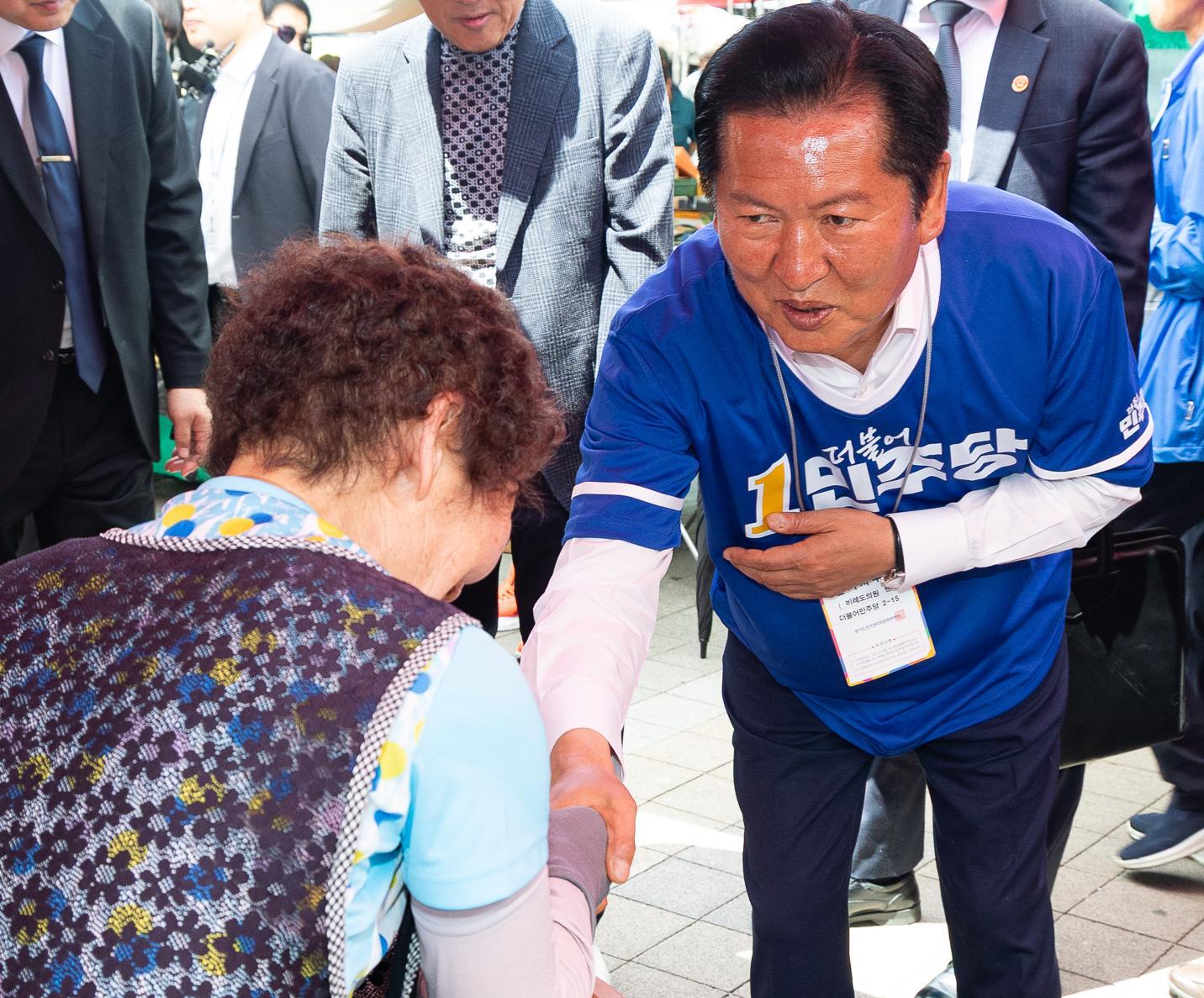 6·3 지방선거 사전투표 첫날인 29일 여야 지도부는 수도권 등을 돌며 막판 지지층 결집에 나섰다. 더불어민주당 정청래 대표가 이날 경기 성남 모란시장에서 상인과 악수하며 인사하고 있다. 성남=뉴스1