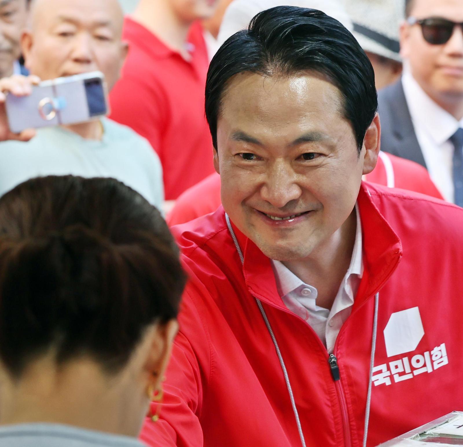 6·3 지방선거 사전투표 첫날인 29일 여야 지도부는 수도권 등을 돌며 막판 지지층 결집에 나섰다. 같은 날 국민의힘 장동혁 대표가 경기 부천 역곡상상시장을 찾아 상인과 인사를 나누는 모습. 부천=뉴스1