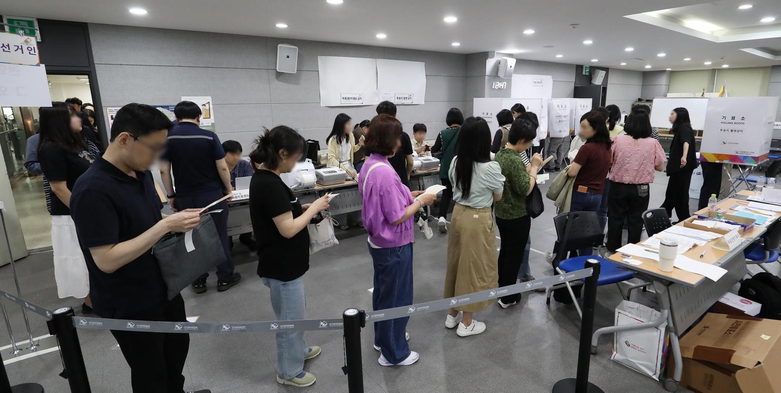 6·3 지방선거 및 국회의원 재보궐선거 사전투표 첫날인 29일 부산 연제구 연제구청에 마련된 사전투표소에서 유권자들이 투표하기 위해 줄을 서 있다. 2026.5.29 ⓒ 뉴스1