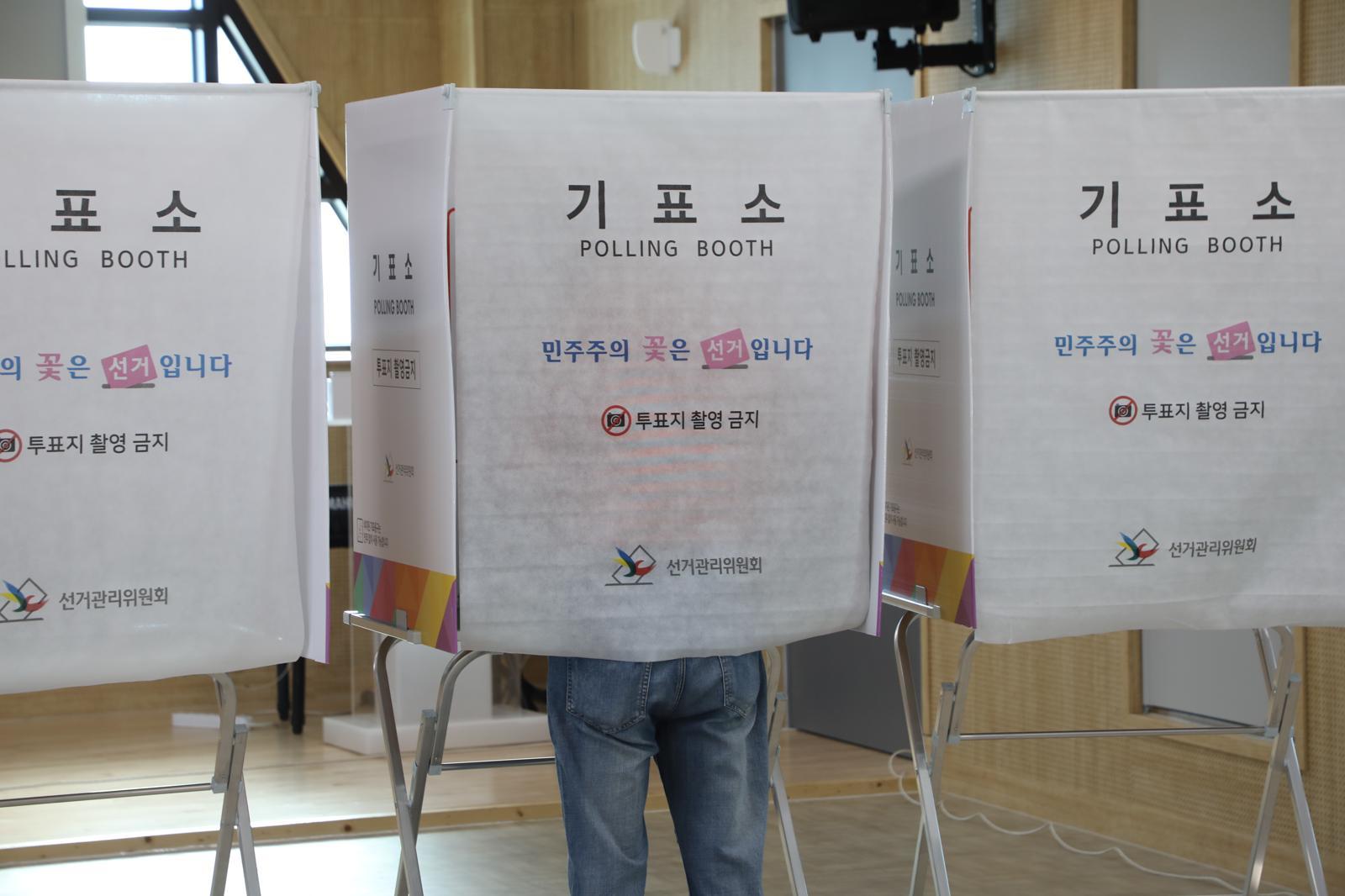 제9회 전국동시지방선거 사전투표 이튿날이자 마지막 날인 30일 광주 서구 농성2동 공공복합청사에 마련된 사전투표소에서 유권자들이 투표하고 있다. 2026.5.30 ⓒ 뉴스1